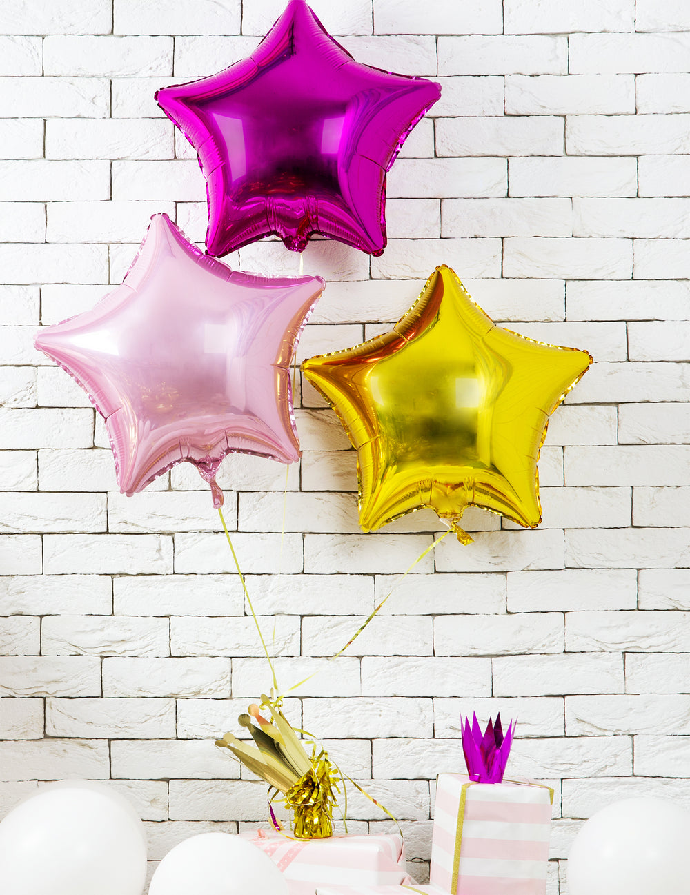 Composition de fête avec cadeaux du ballon aluminium étoile dorée