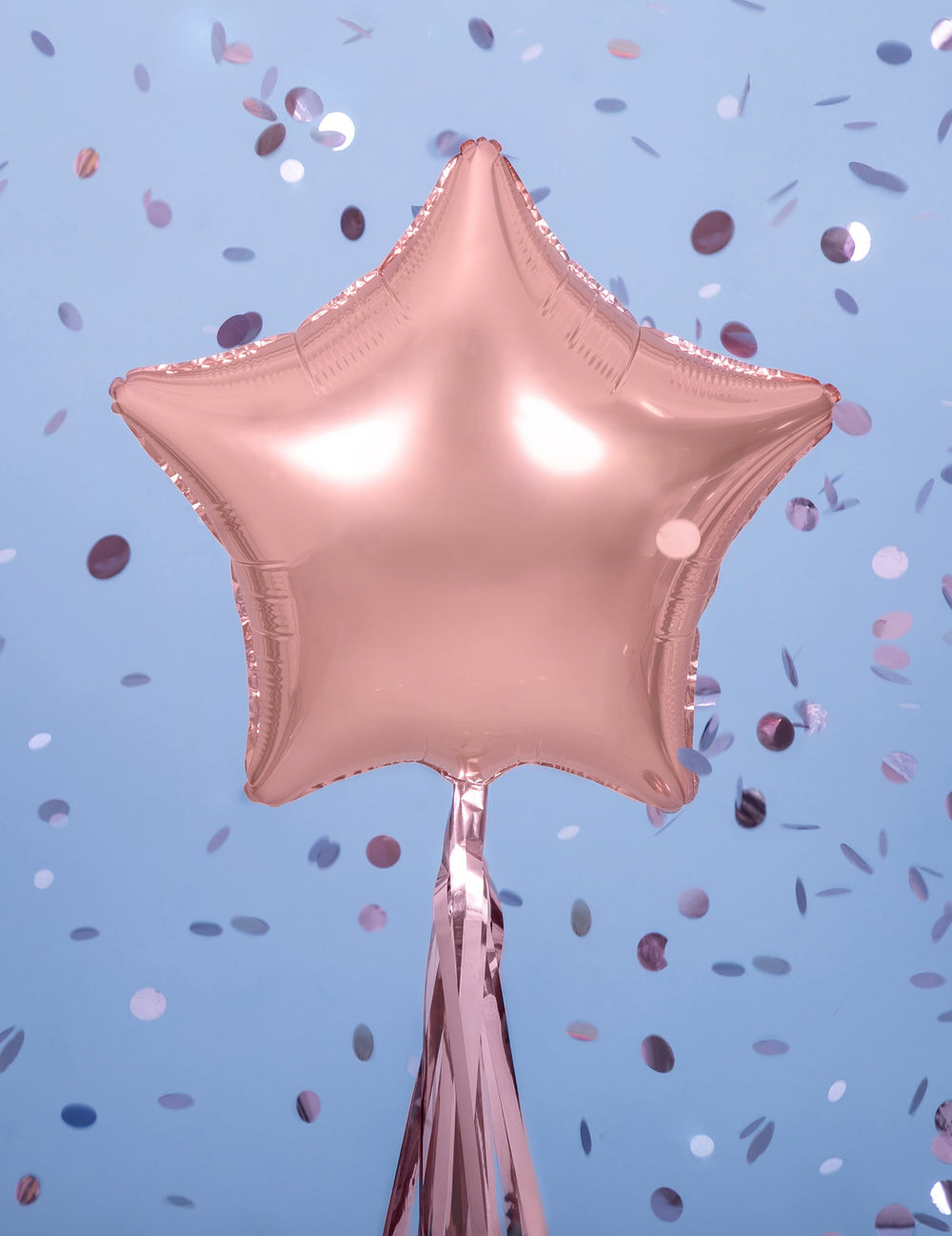 Mise en scène avec confettis du ballon aluminium étoile pour décoration de fête rose gold métallisé