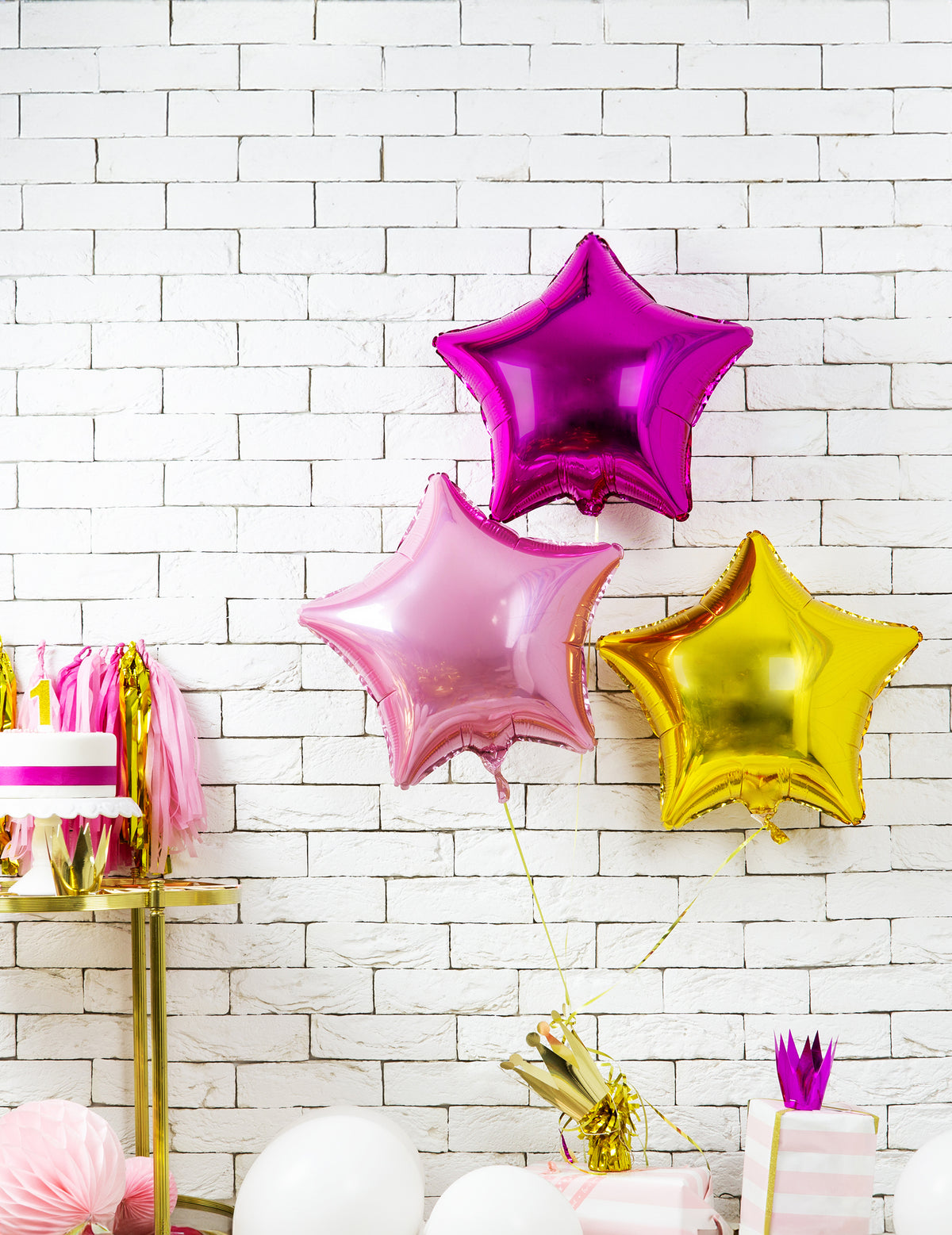 Mise en situation dans un décor d'anniversaire du ballon aluminium étoile rose pastel