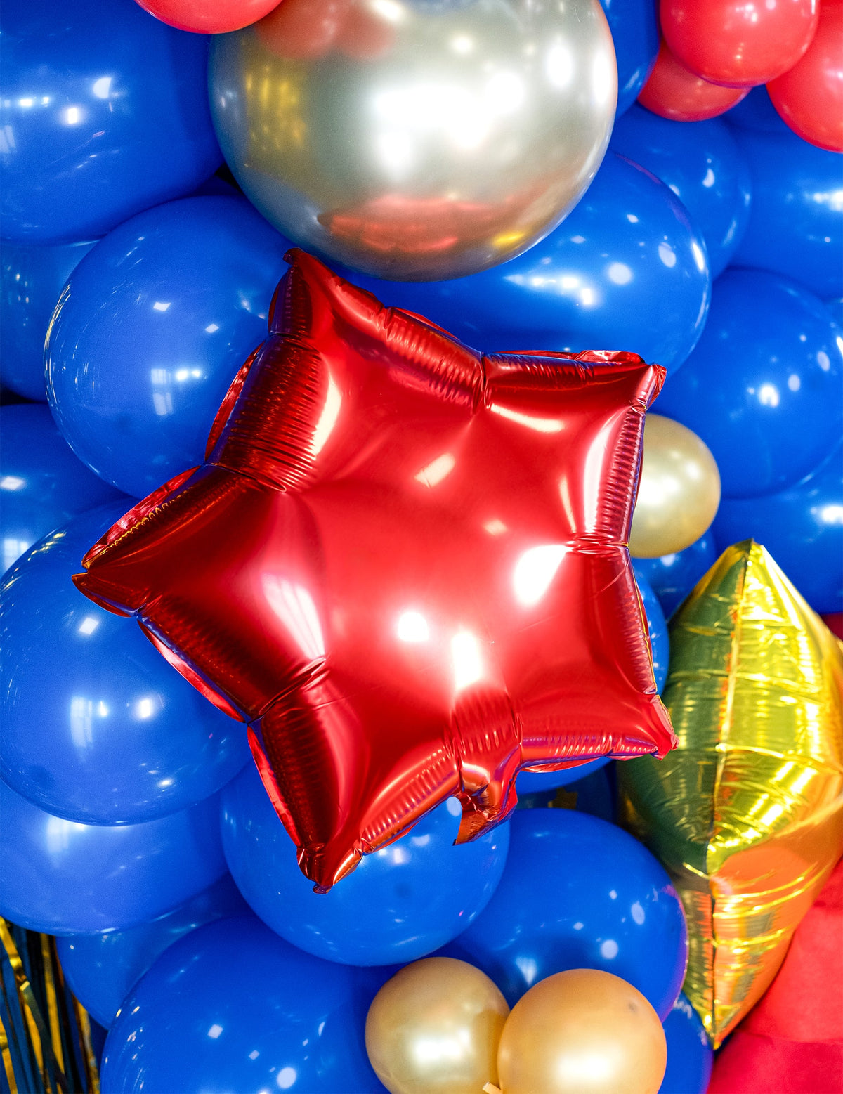 Gros plan du ballon aluminium étoile pour fête rouge
