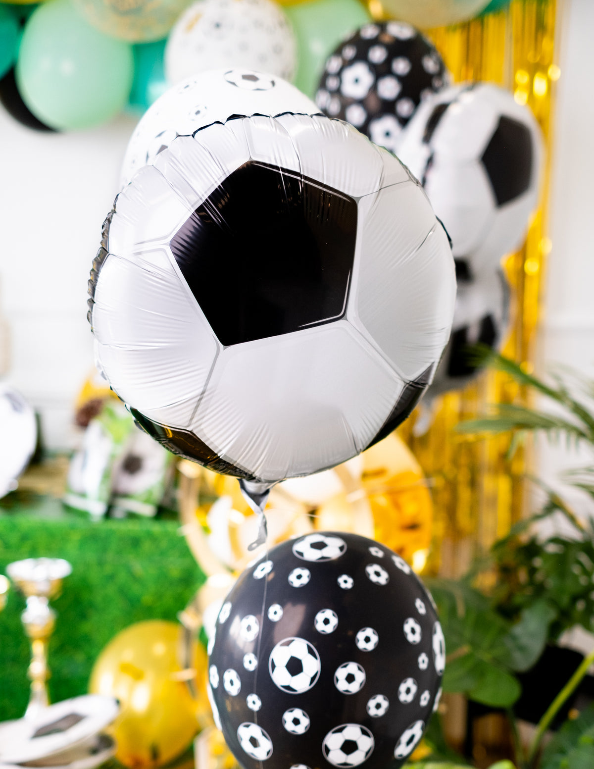 Gros plan du ballon aluminium Foot party