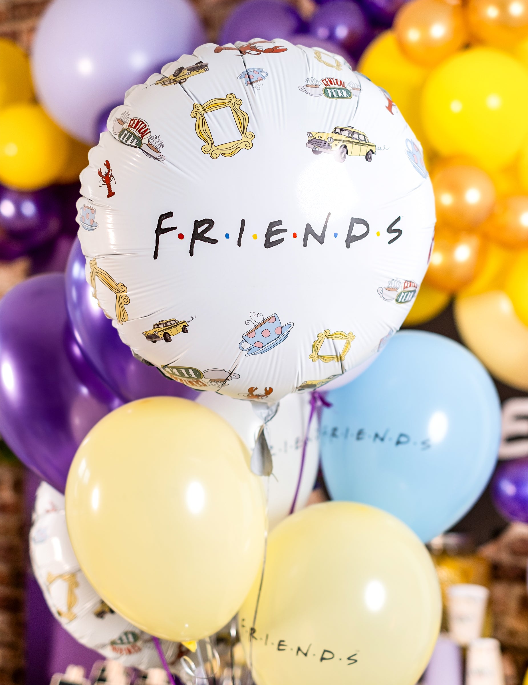 Gros plan sur les illustrations du ballon aluminium Friends