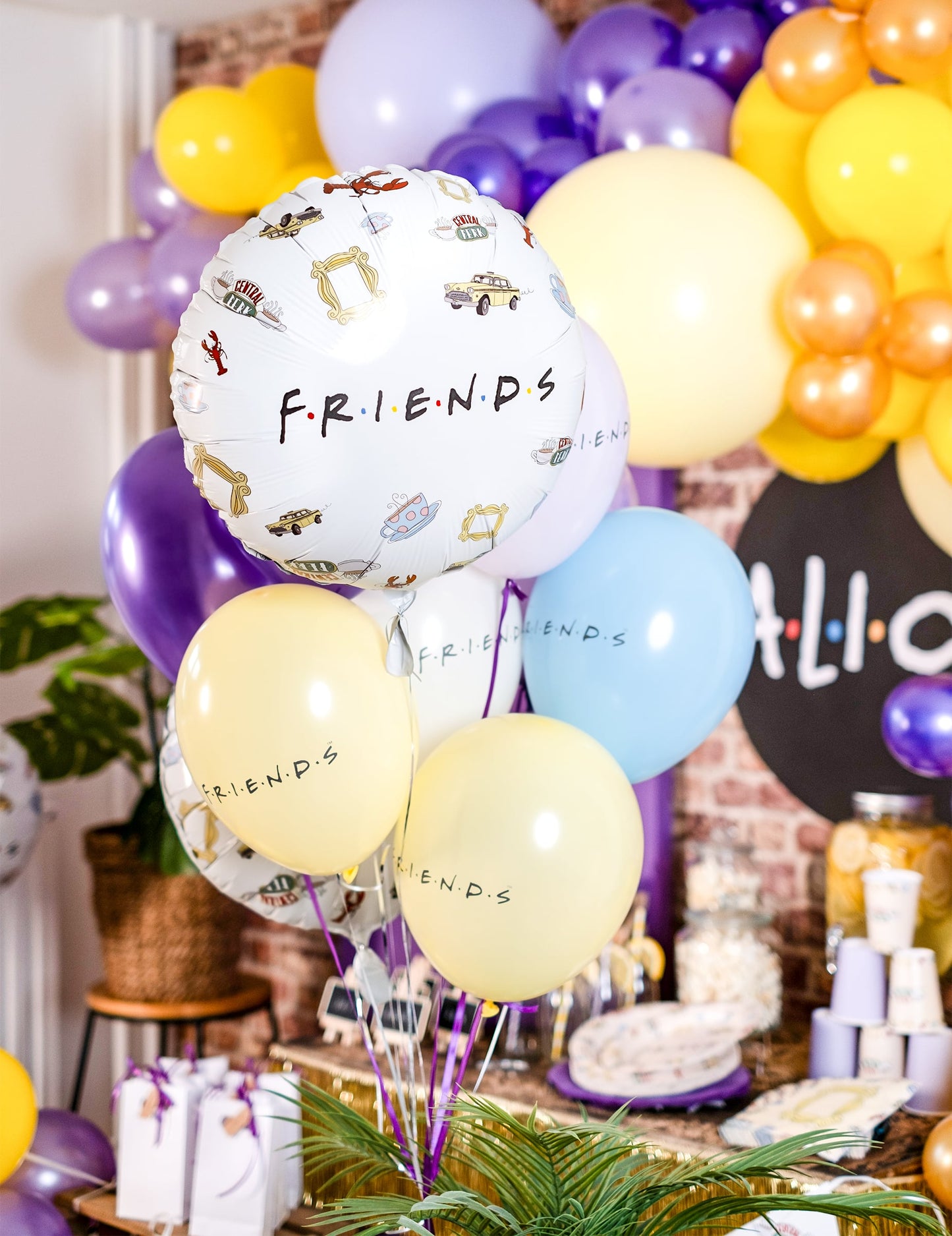 Mise en situation festive du ballon aluminium Friends