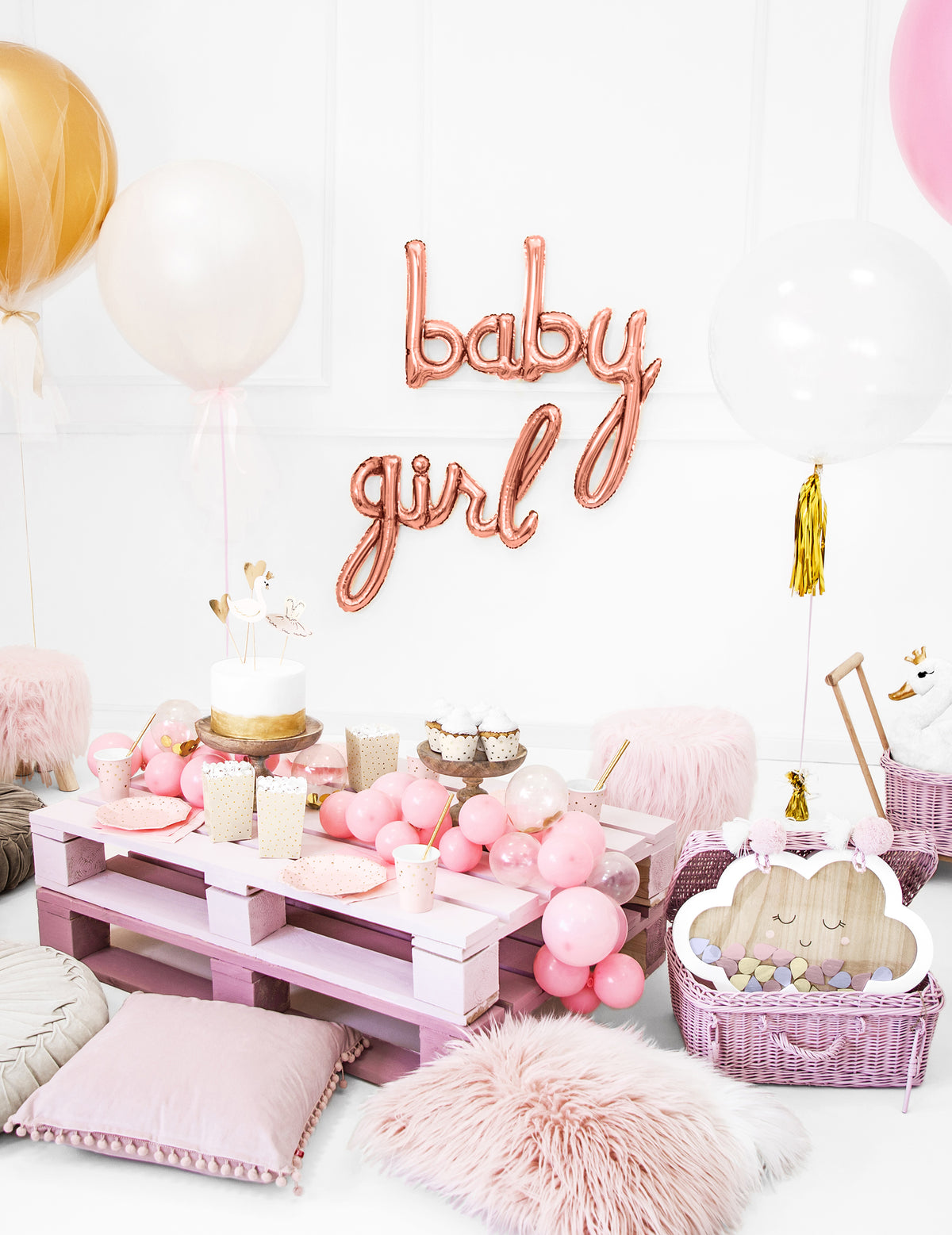Mise en scène baby shower avec buffet et pâtisseries du ballon aluminium girl rose gold
