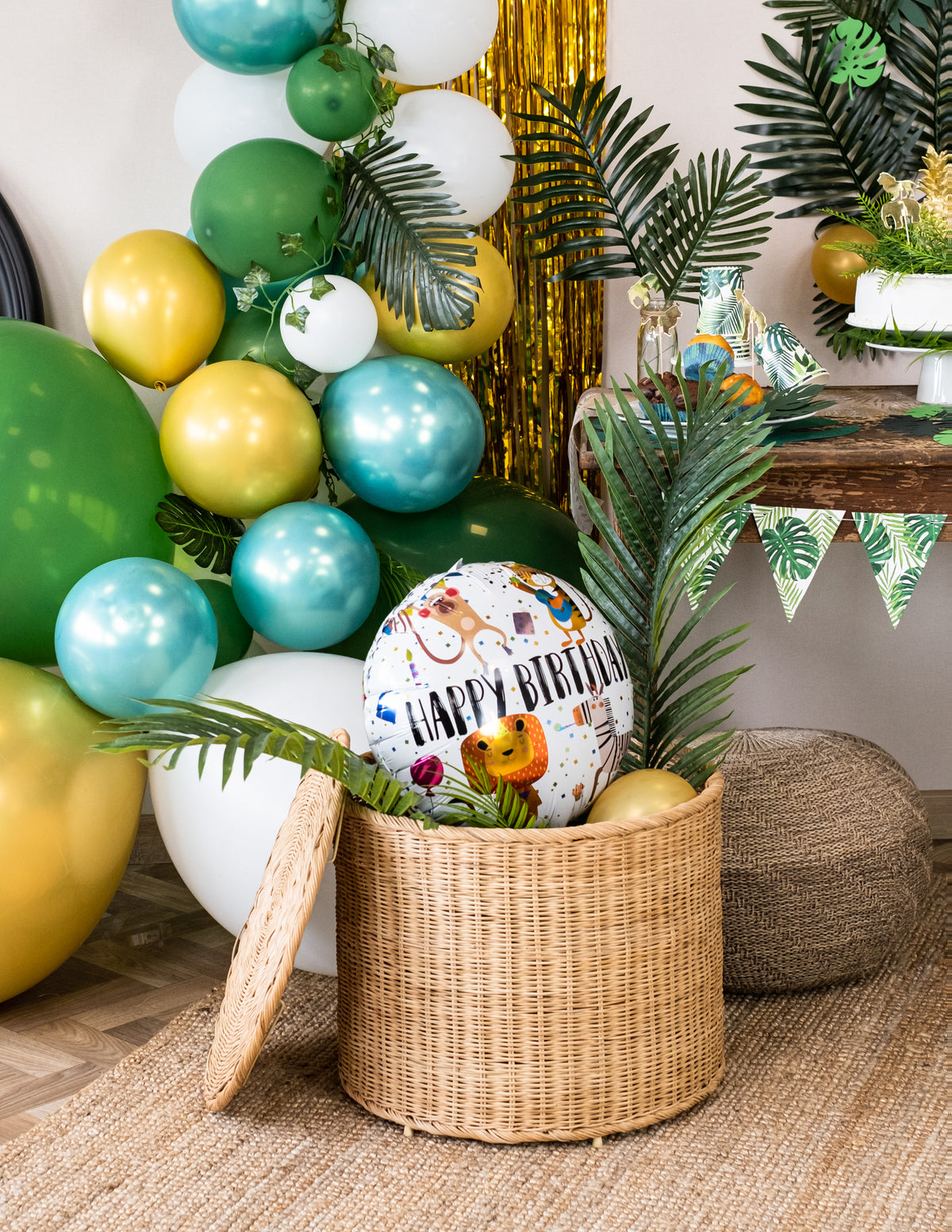 Mise en scène dans un décor jungle du ballon aluminium Happy Birthday animaux
