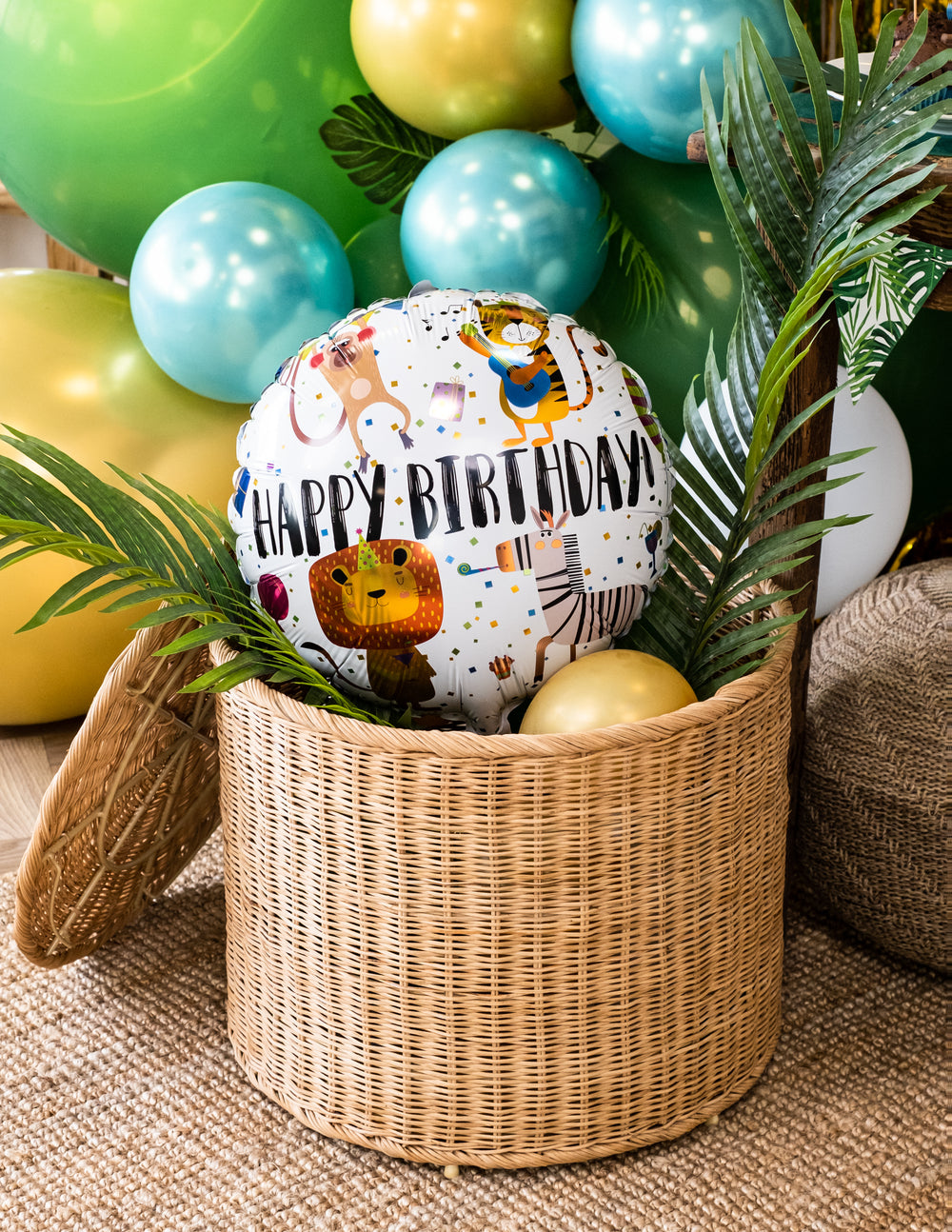 Mise en scène dans un panier en osier du ballon aluminium Happy Birthday animaux