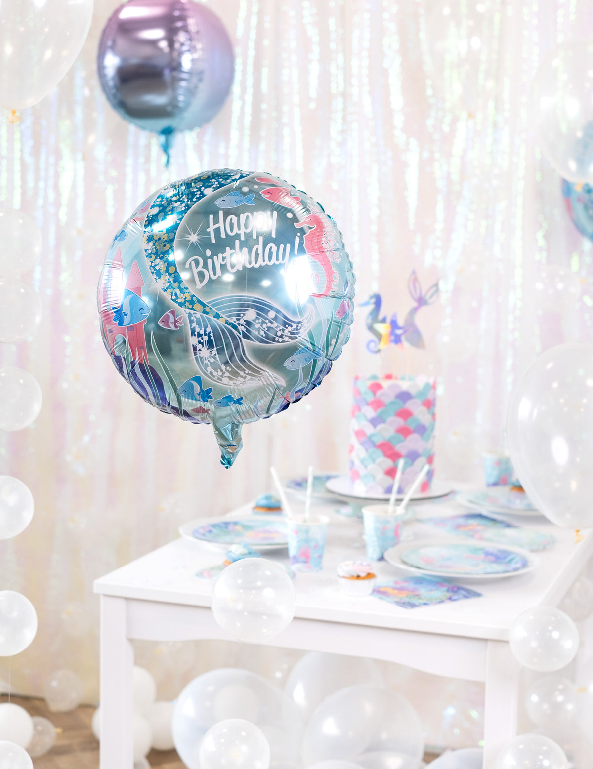 Mise en scène de table d'anniversaire du ballon aluminium jolie sirène