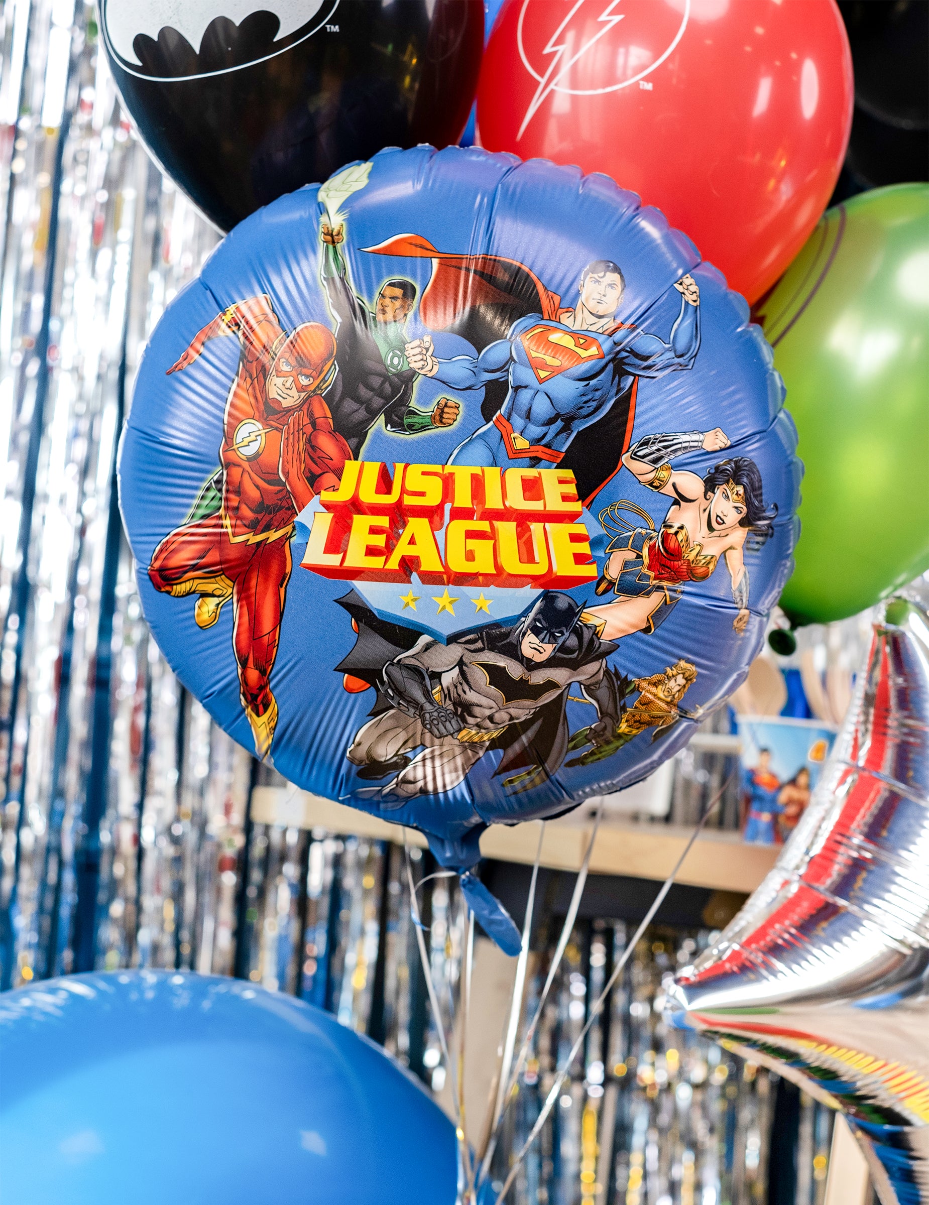 Composition festive avec d'autres ballons du ballon aluminium Justice League