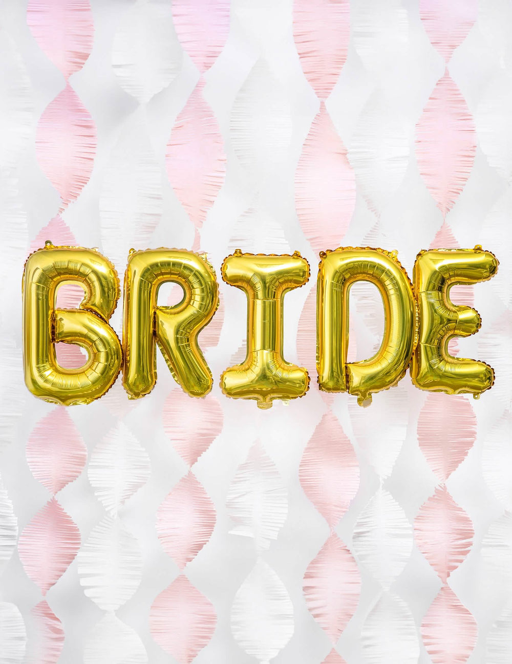 Palavra BRIDE sobre fundo de guirlandas do balão de alumínio letra dourado