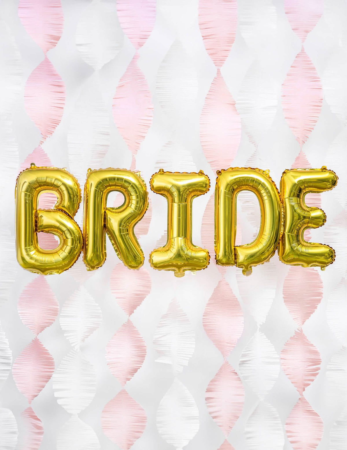 Palavra BRIDE sobre fundo de guirlandas do balão de alumínio letra dourado