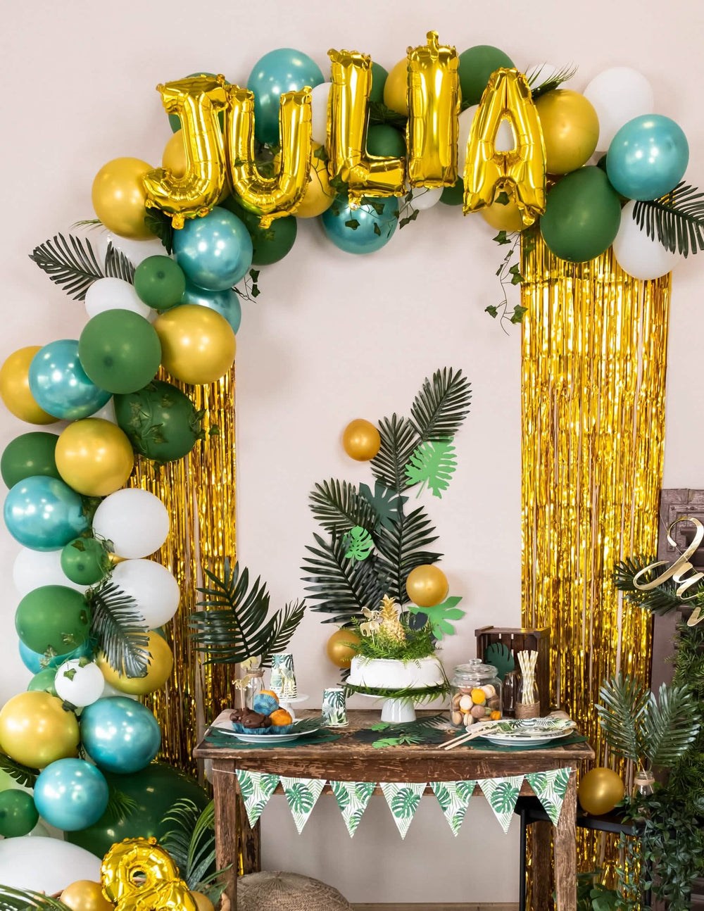Arco de balões e nome composto por balão de alumínio letra dourado
