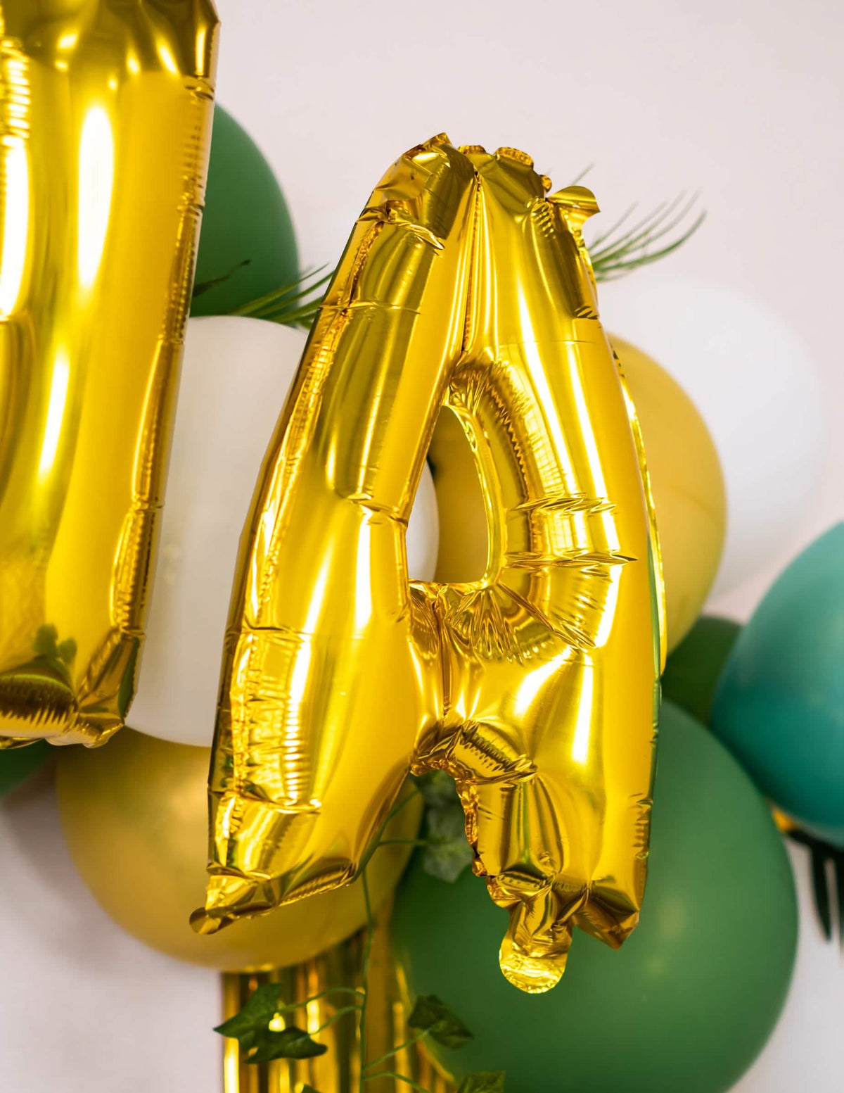 Grande plano da letra A do balão de alumínio letra dourado