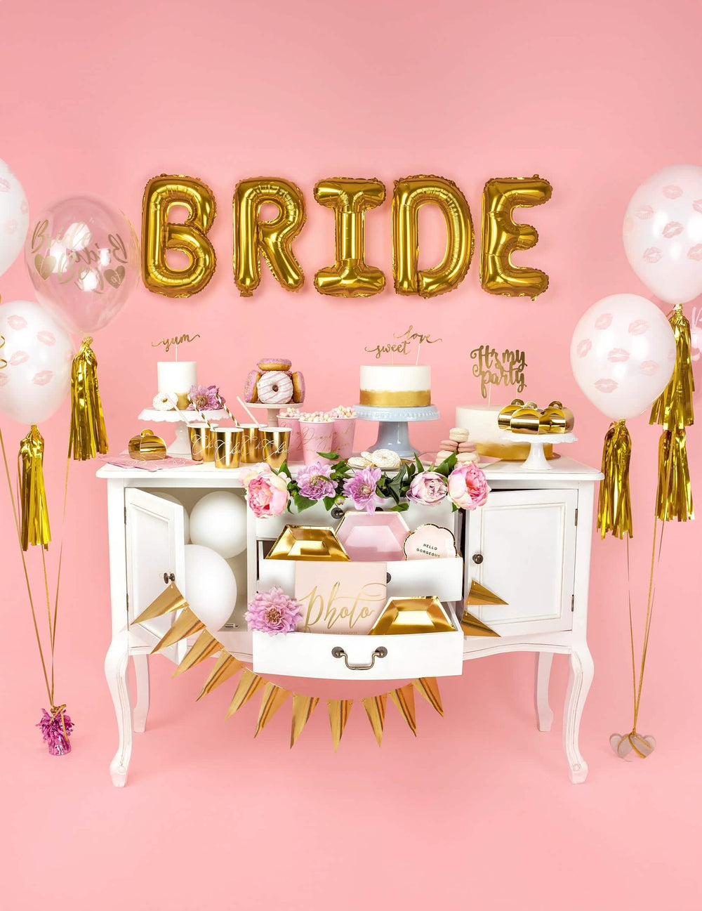 Decoração de candy bar com a palavra BRIDE composta pelo balão de alumínio letra dourado