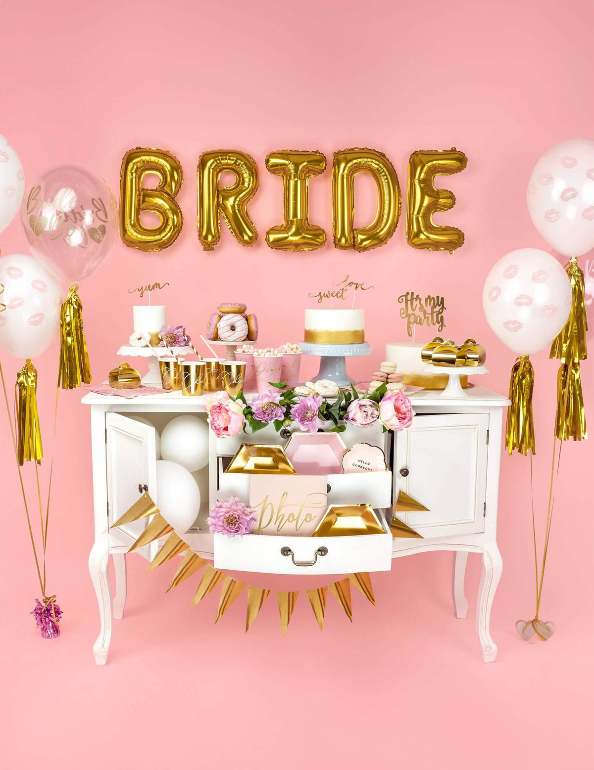 Decoração de candy bar com a palavra BRIDE composta pelo balão de alumínio letra dourado
