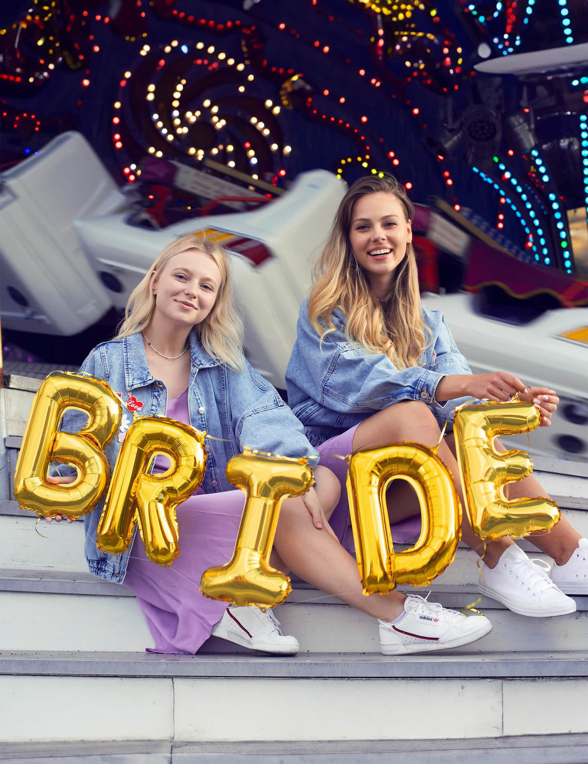Palavra BRIDE segurada por mulheres do balão de alumínio letra dourado