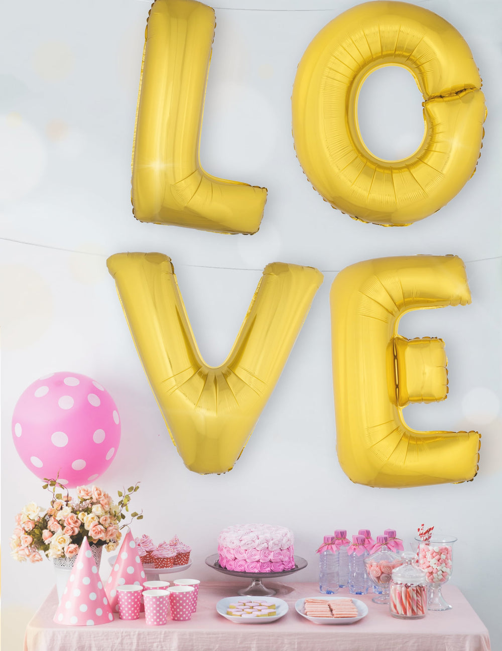 Mise en situation formant le mot LOVE du ballon aluminium lettre pour fête
