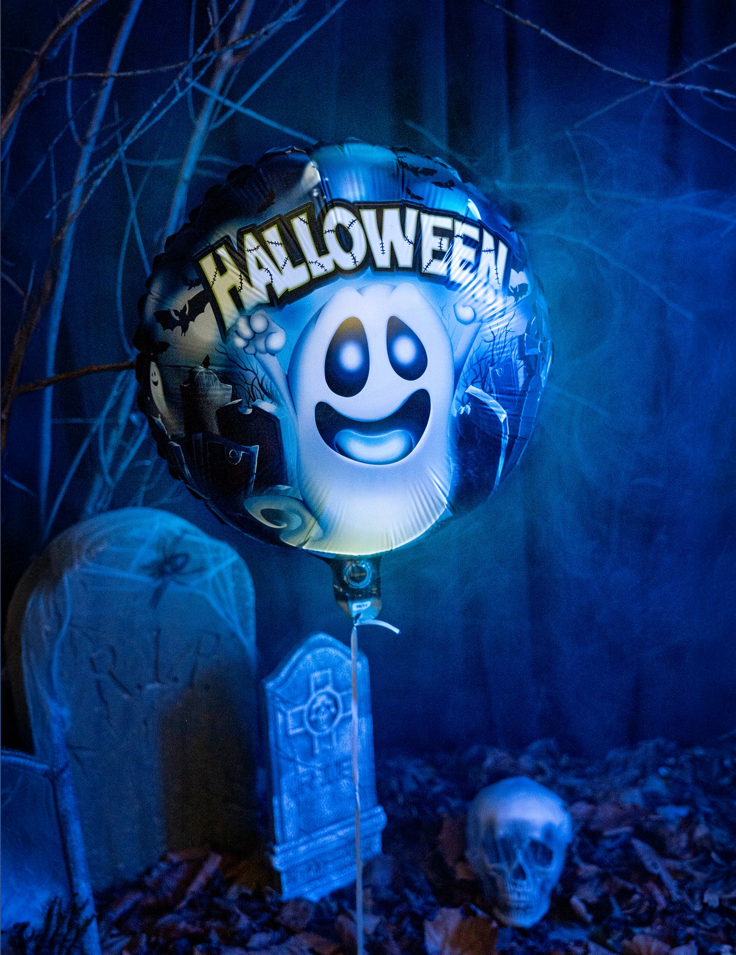 Mise en situation dans un décor de cimetière du ballon aluminium lumineux fantôme Illooms