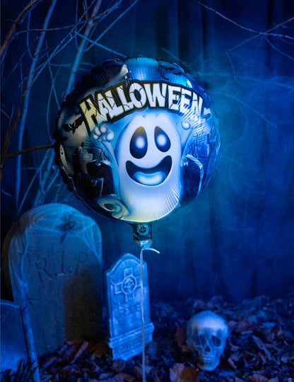 Mise en situation dans un décor de cimetière du ballon aluminium lumineux fantôme Illooms