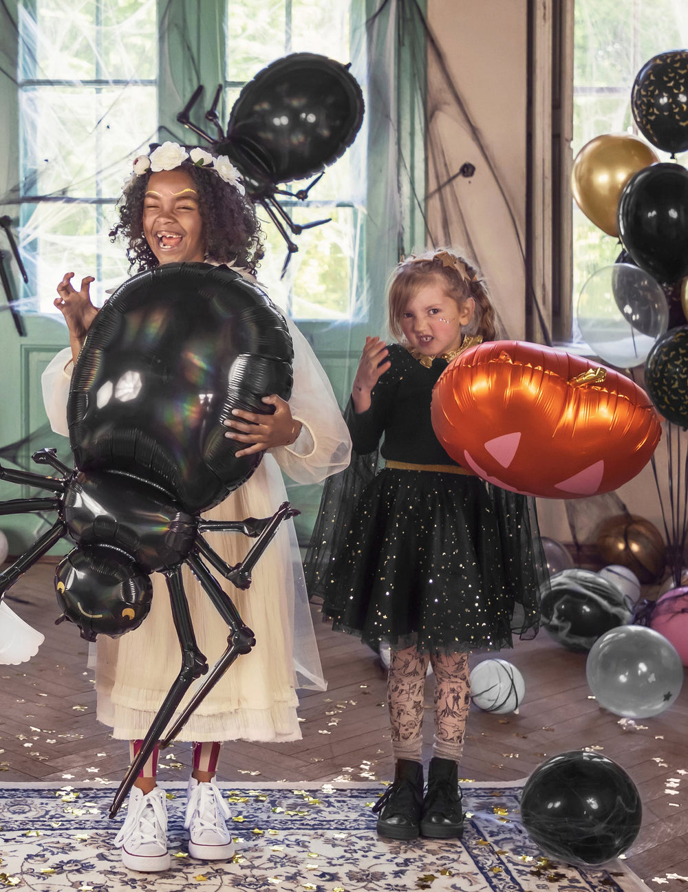 Enfant tenant le ballon aluminium citrouille pour décoration d'Halloween