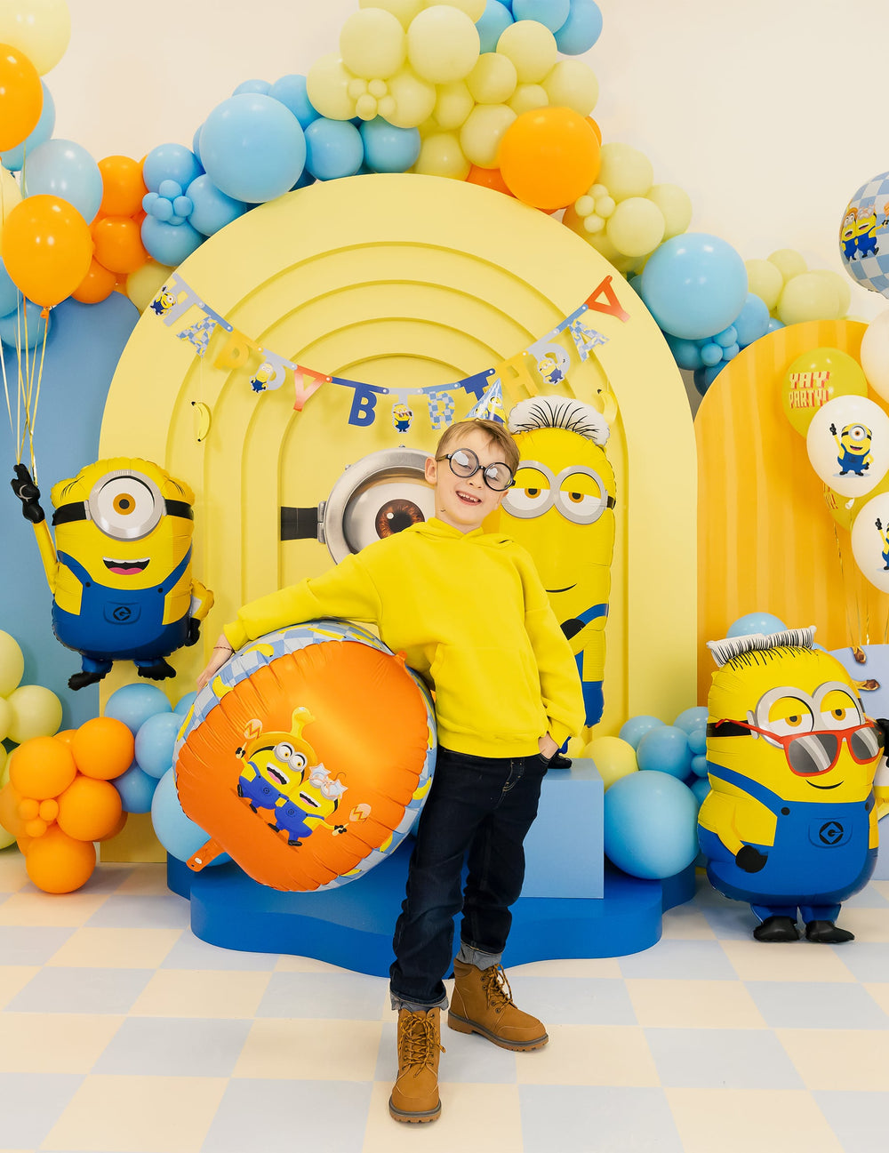 Mise en situation avec un enfant du ballon aluminium Mel Minions