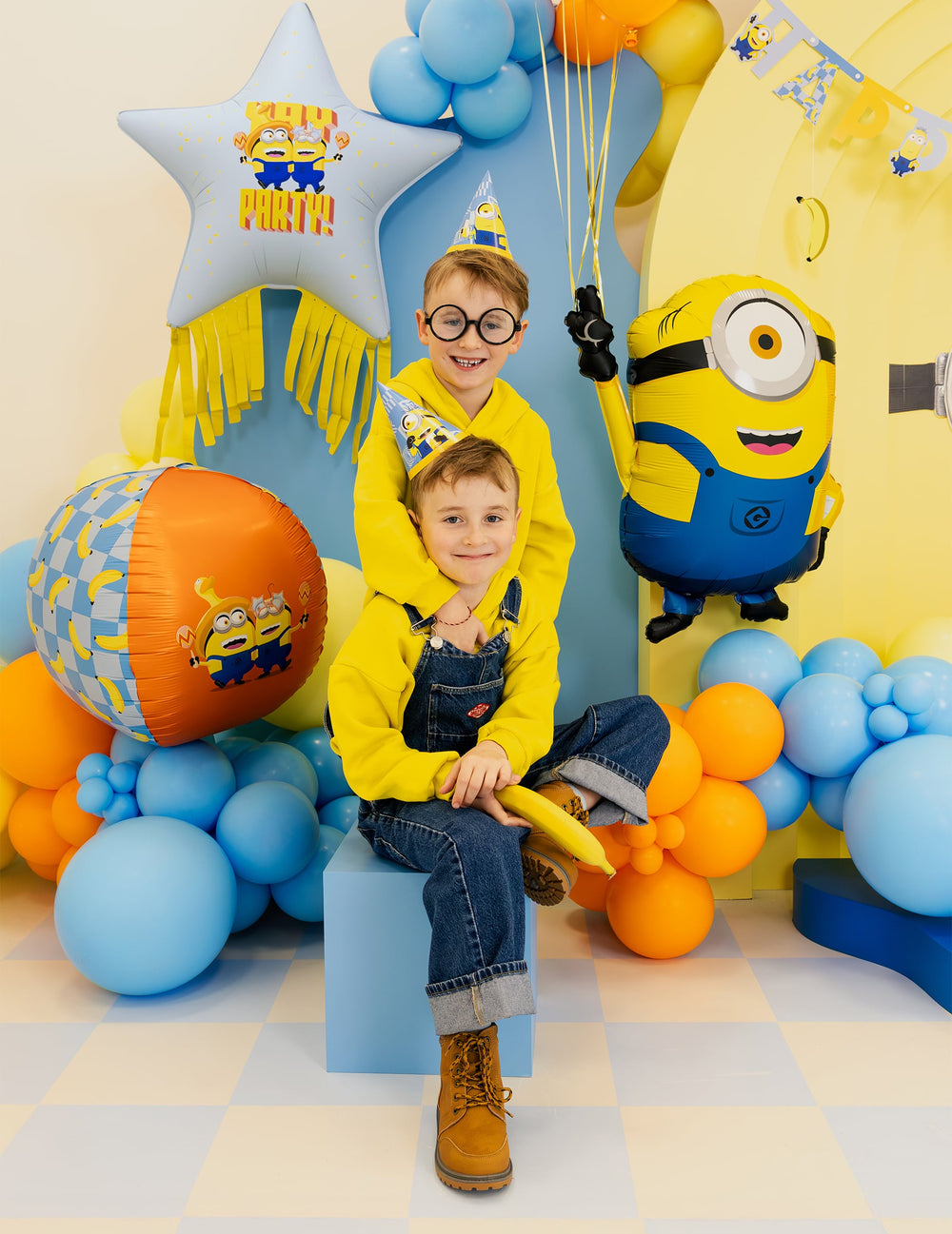 Mise en situation avec des enfants du ballon aluminium Mel Minions