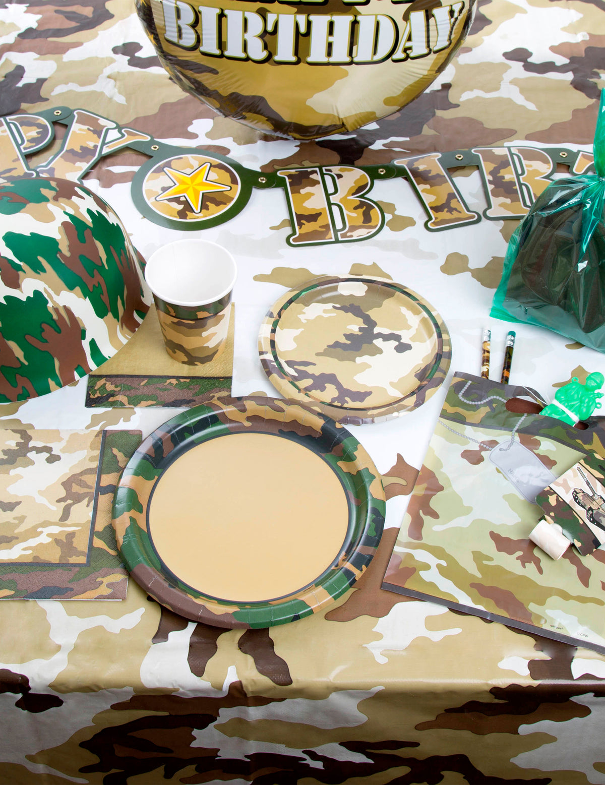Mise en situation avec décoration de table assortie du ballon aluminium militaire