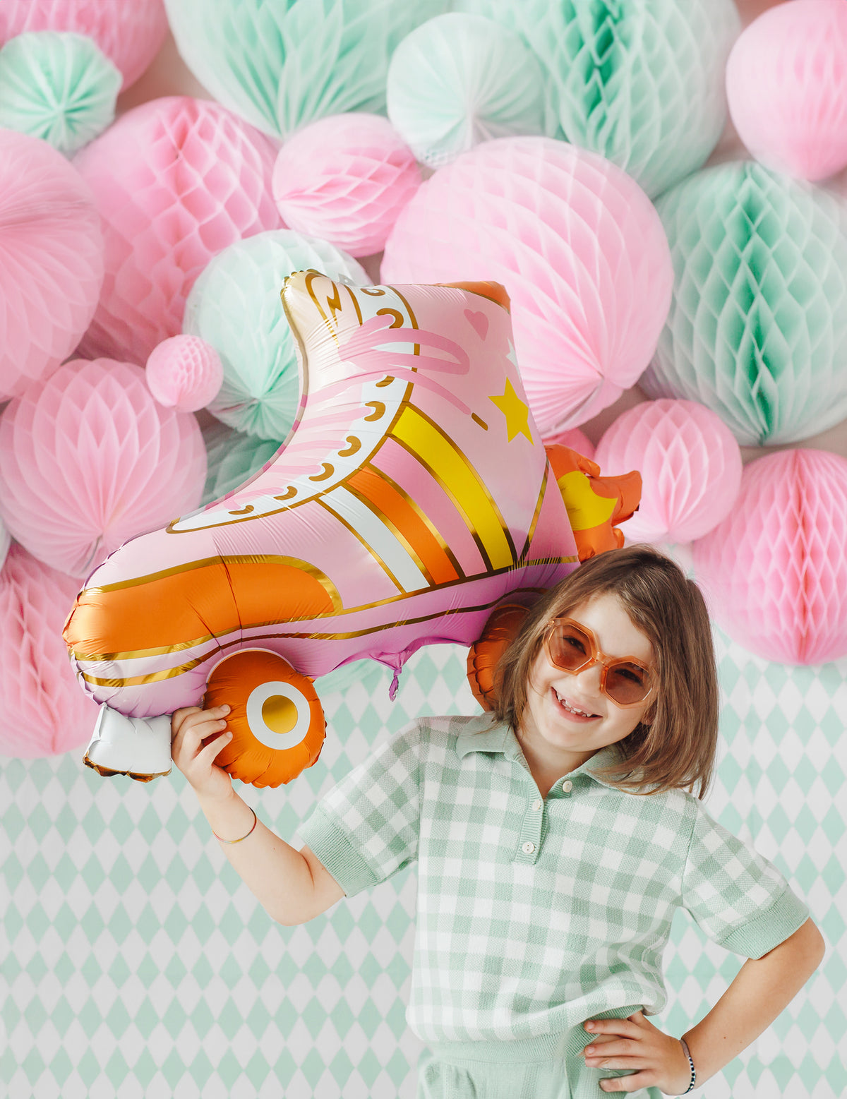 Enfant tenant le ballon aluminium patin à roulette