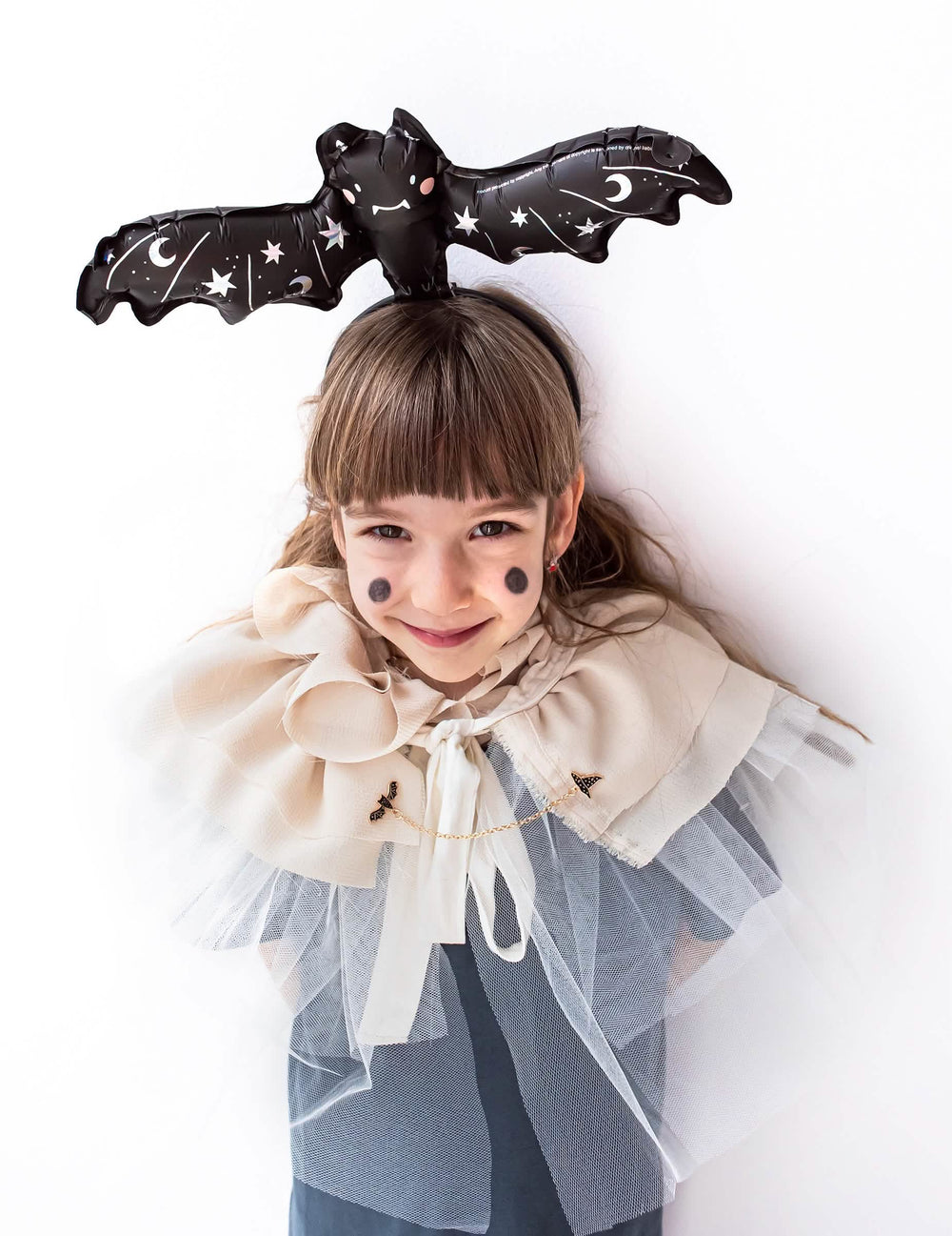 Mise en situation sur la tête d'une enfant du ballon aluminium petite chauve-souris pour fête