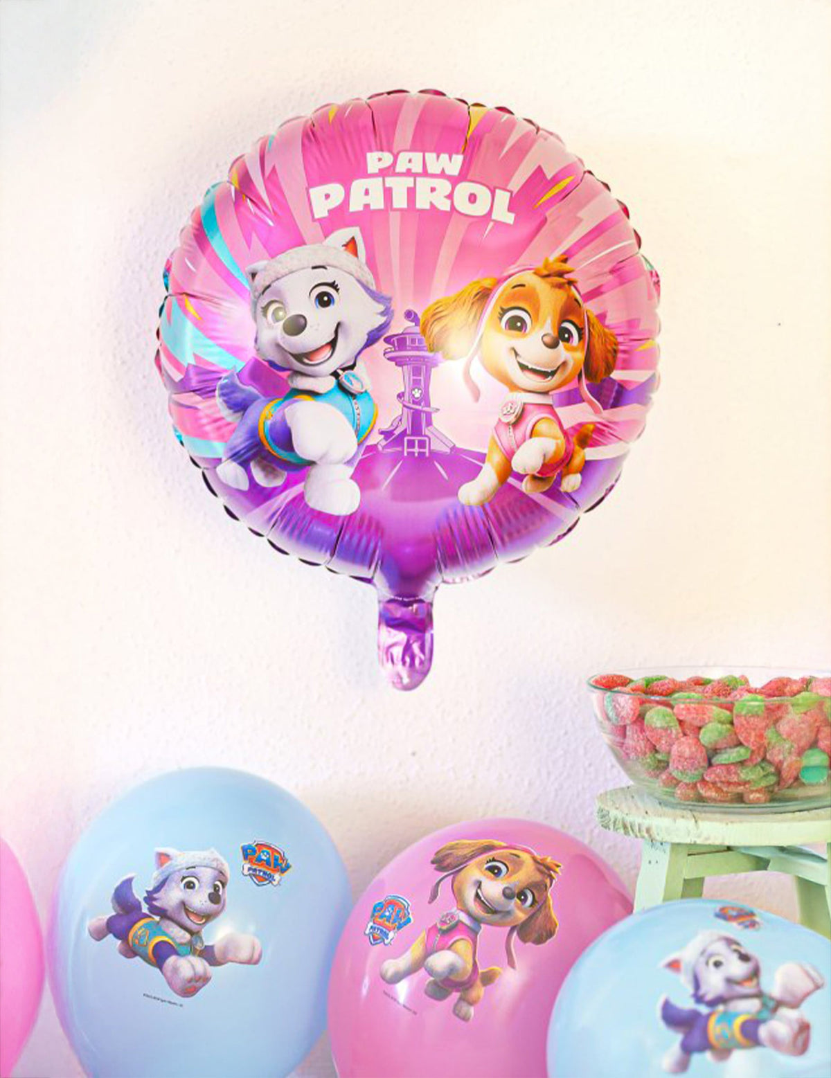 Mise en situation de la décoration du ballon aluminium Pat'patrouille