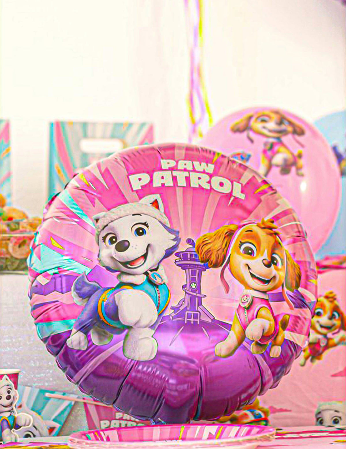 Gros plan du ballon aluminium rose Pat'patrouille