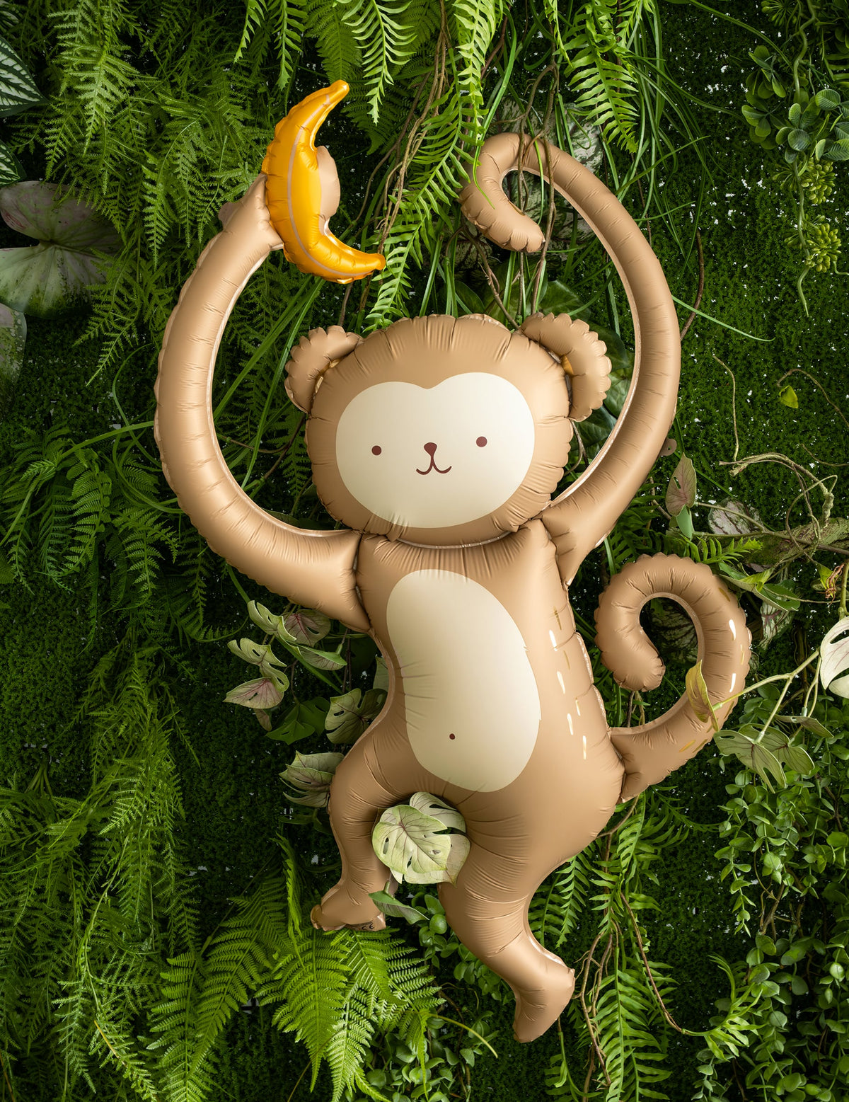 Mise en scène dans un décor de plantes exotiques du Ballon aluminium Singe