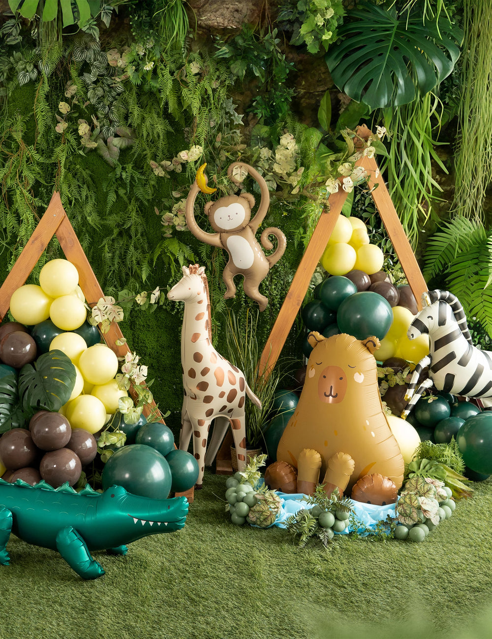 Mise en scène au milieu d'autres ballons animaux de la jungle du Ballon aluminium Singe