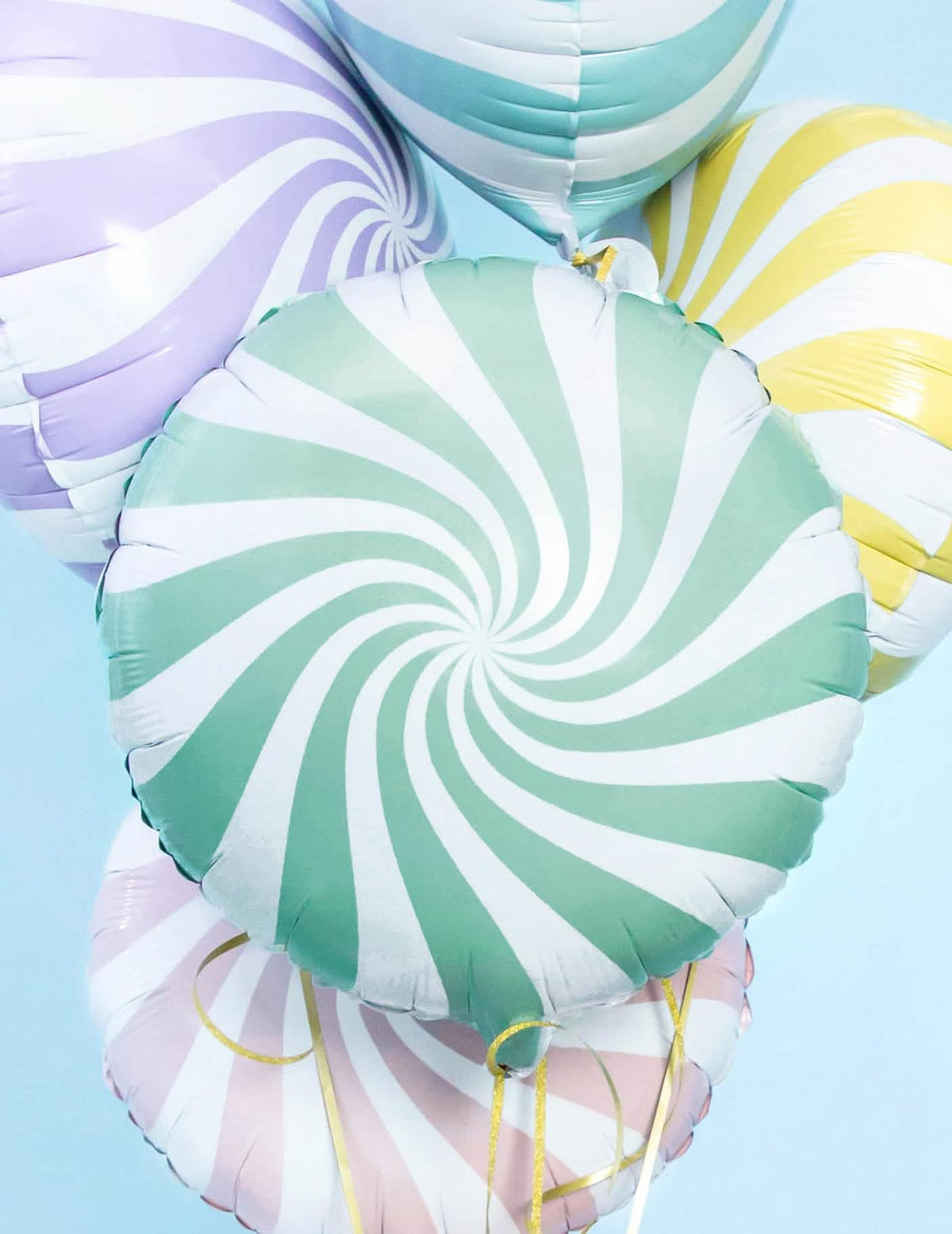 Grande plano sobre a variedade do balão de alumínio em forma de chupa-chupa para festa