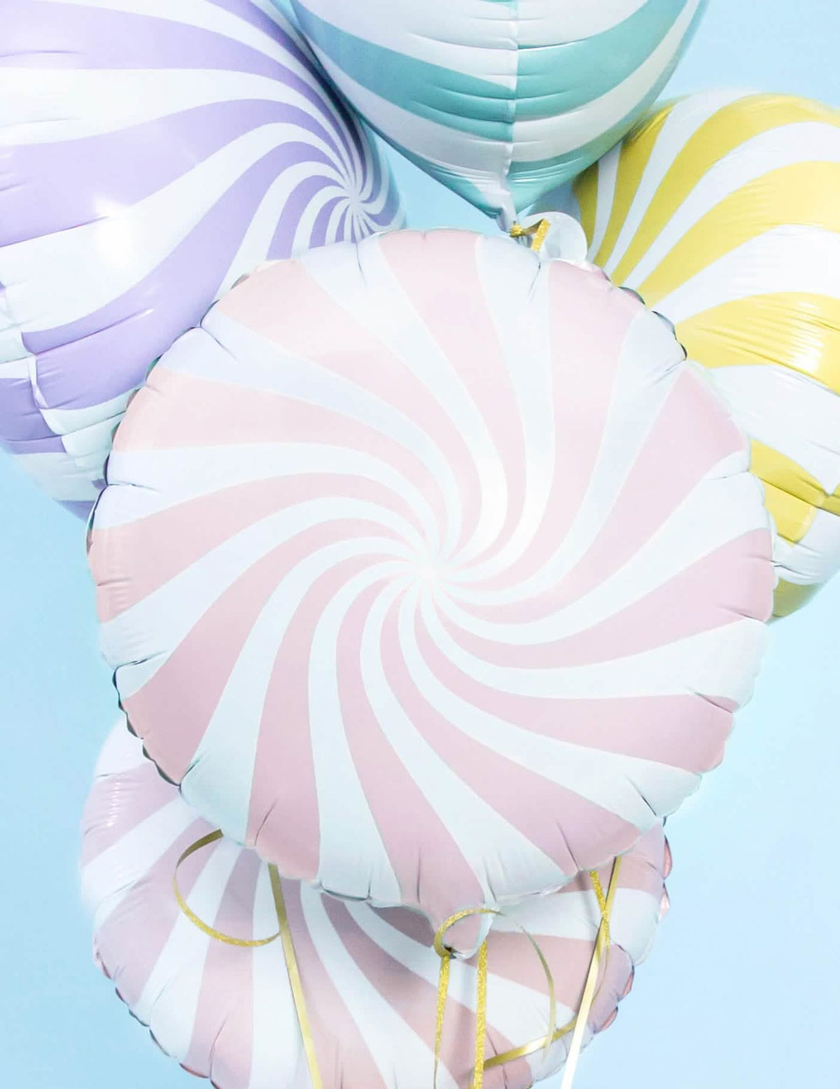 Grande plano do motivo em espiral do balão de alumínio em forma de chupa-chupa para festa