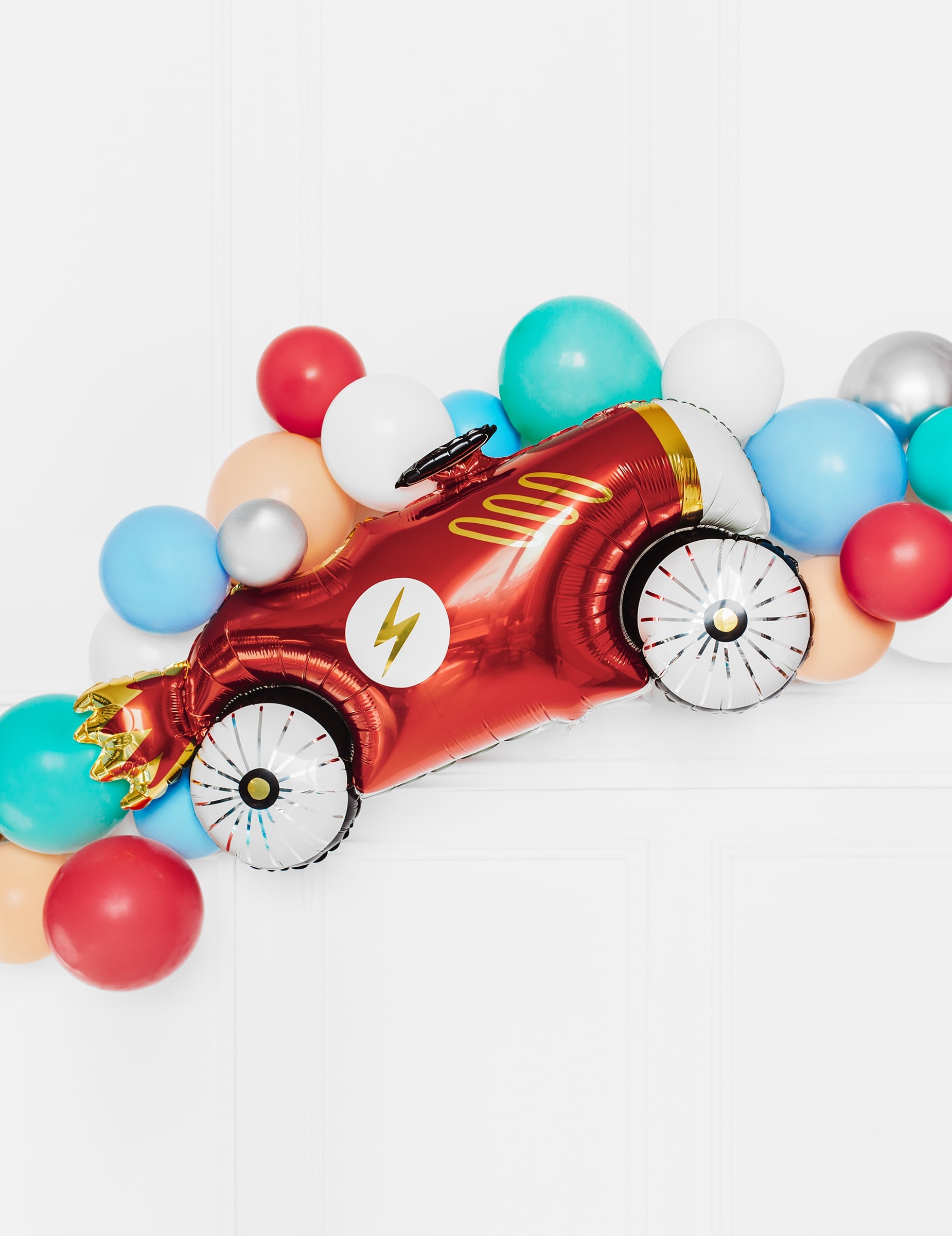 Mise en scène avec des ballons multicolores du ballon aluminium voiture de course