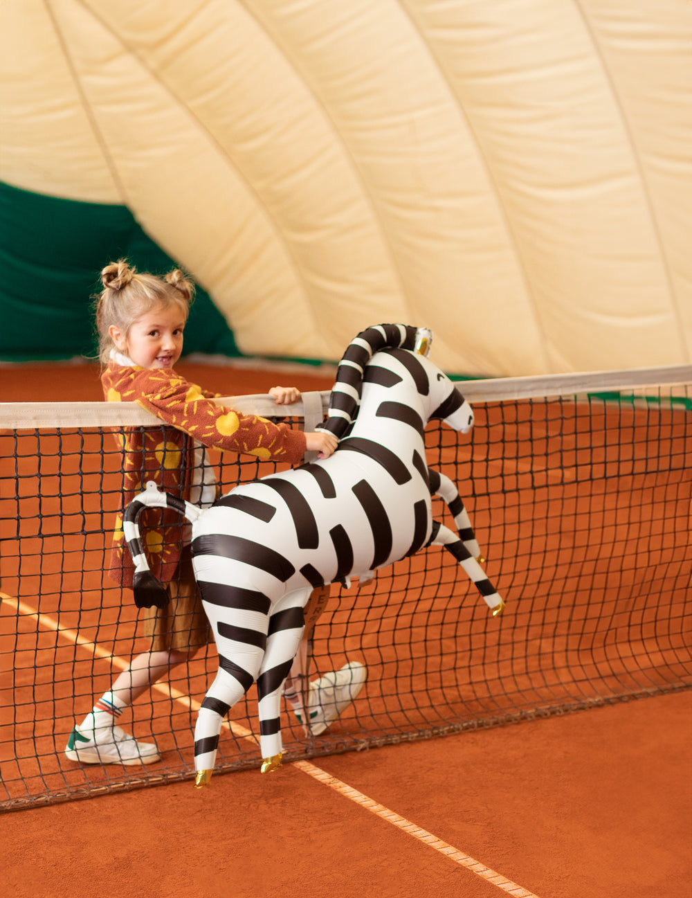 Mise en situation par une enfant du ballon aluminium zèbre
