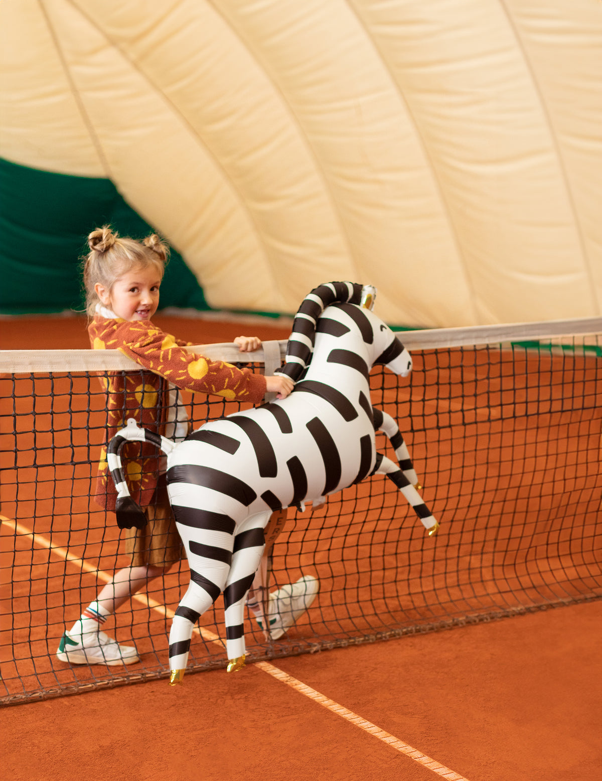 Mise en situation par une enfant du ballon aluminium zèbre