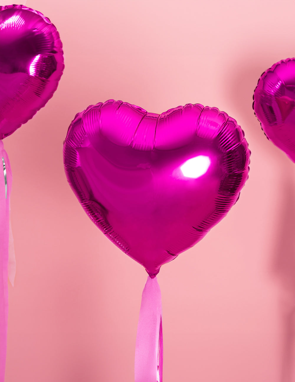 Détail du ruban du ballon coeur rose brillant