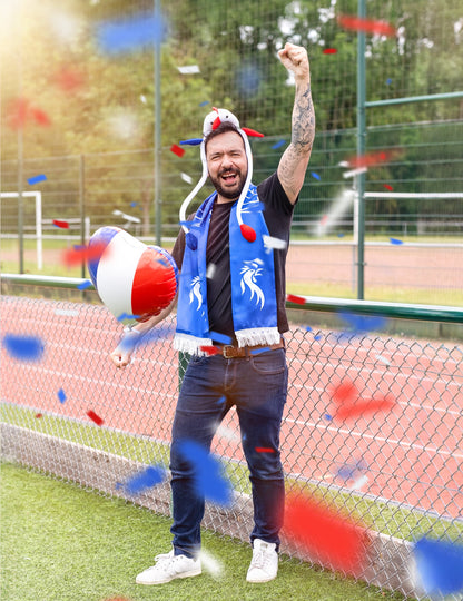 Mise en situation par un supporter du ballon en aluminium Coeur France