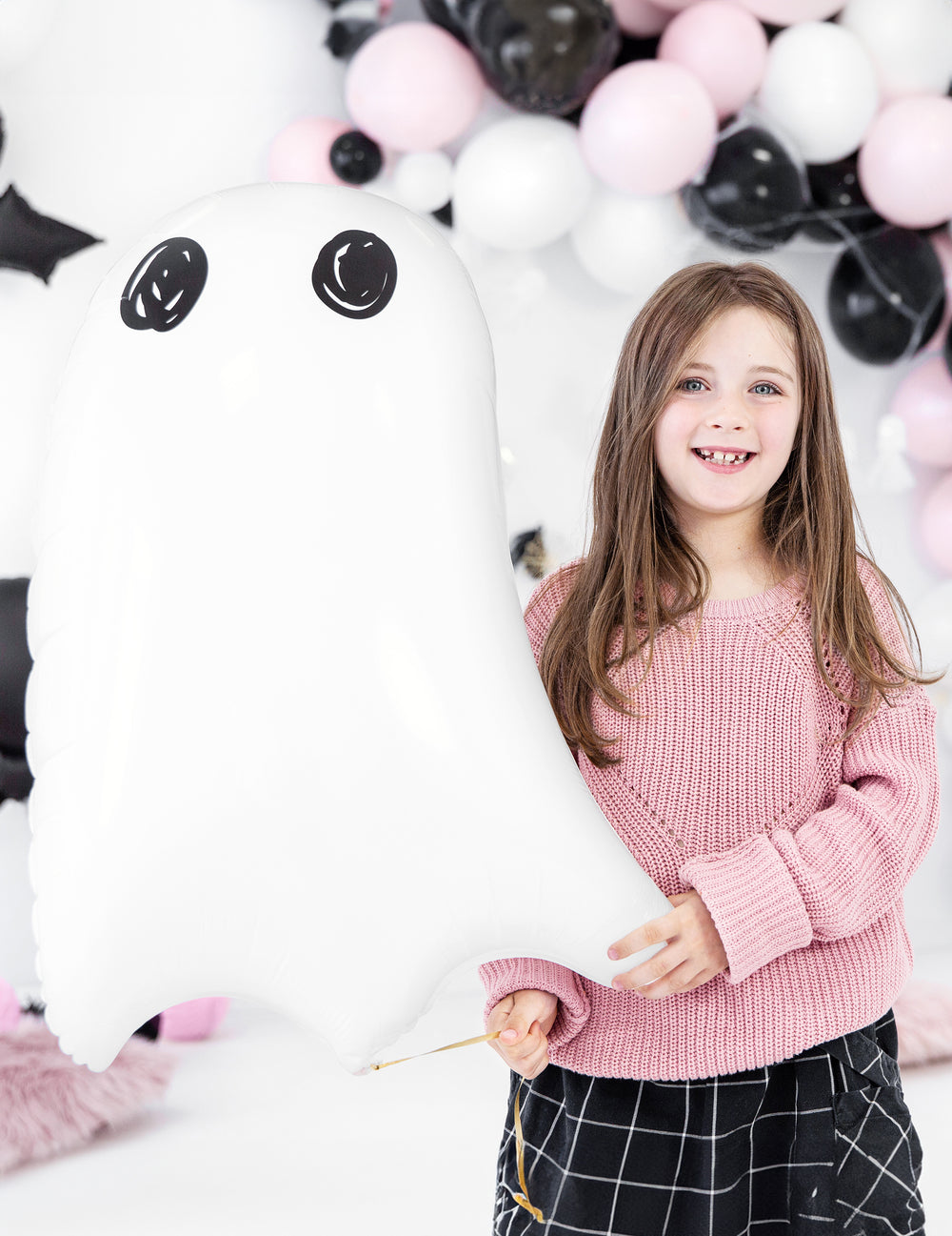 Mise en situation avec une enfant du ballon en aluminium fantôme blanc