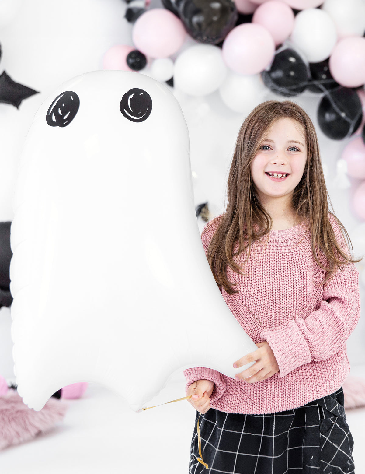 Mise en situation avec une enfant du ballon en aluminium fantôme blanc
