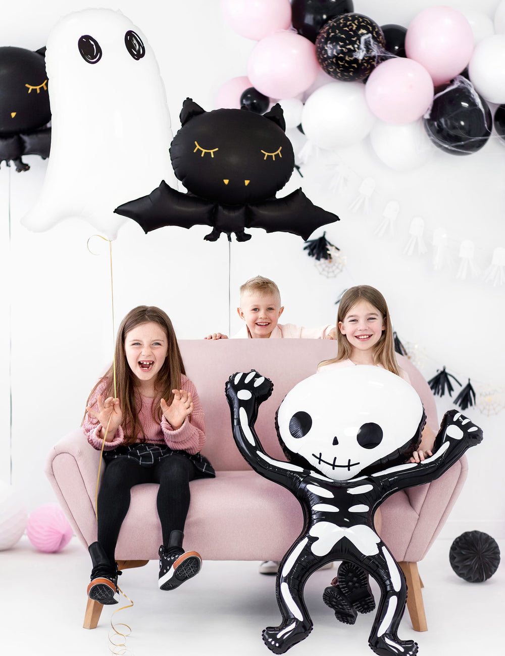 Mise en scène d'Halloween avec enfants du ballon en aluminium fantôme
