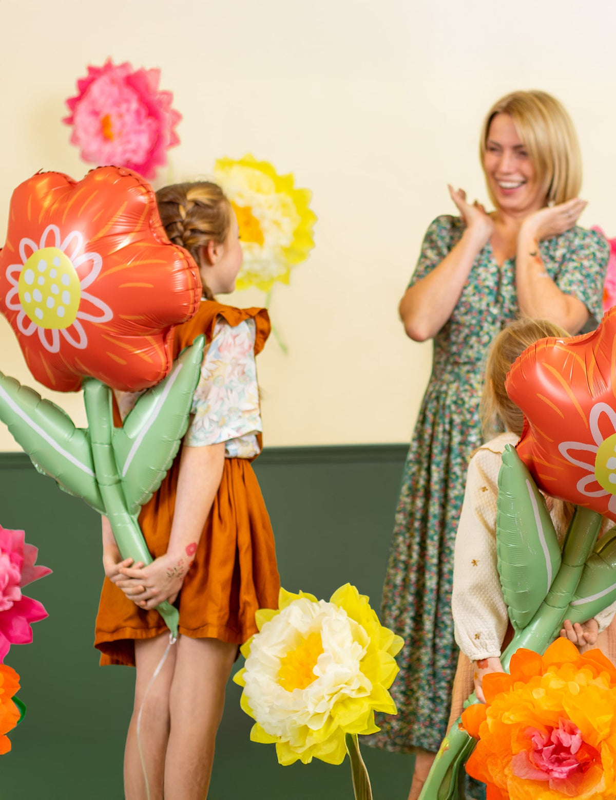 Enfant tenant par la tige le ballon en aluminium fleur