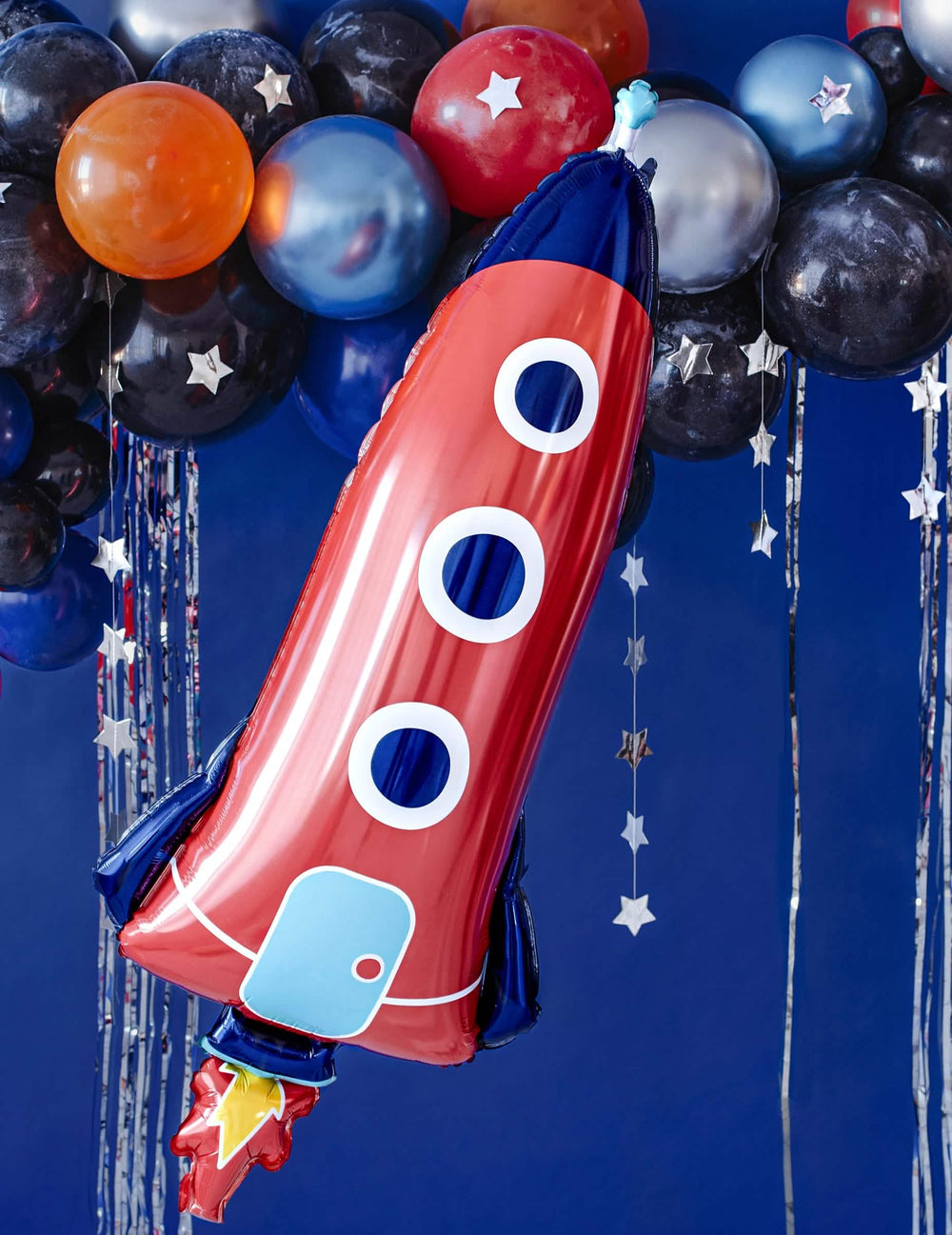 Grande plano num cenário de festa do balão de alumínio foguete