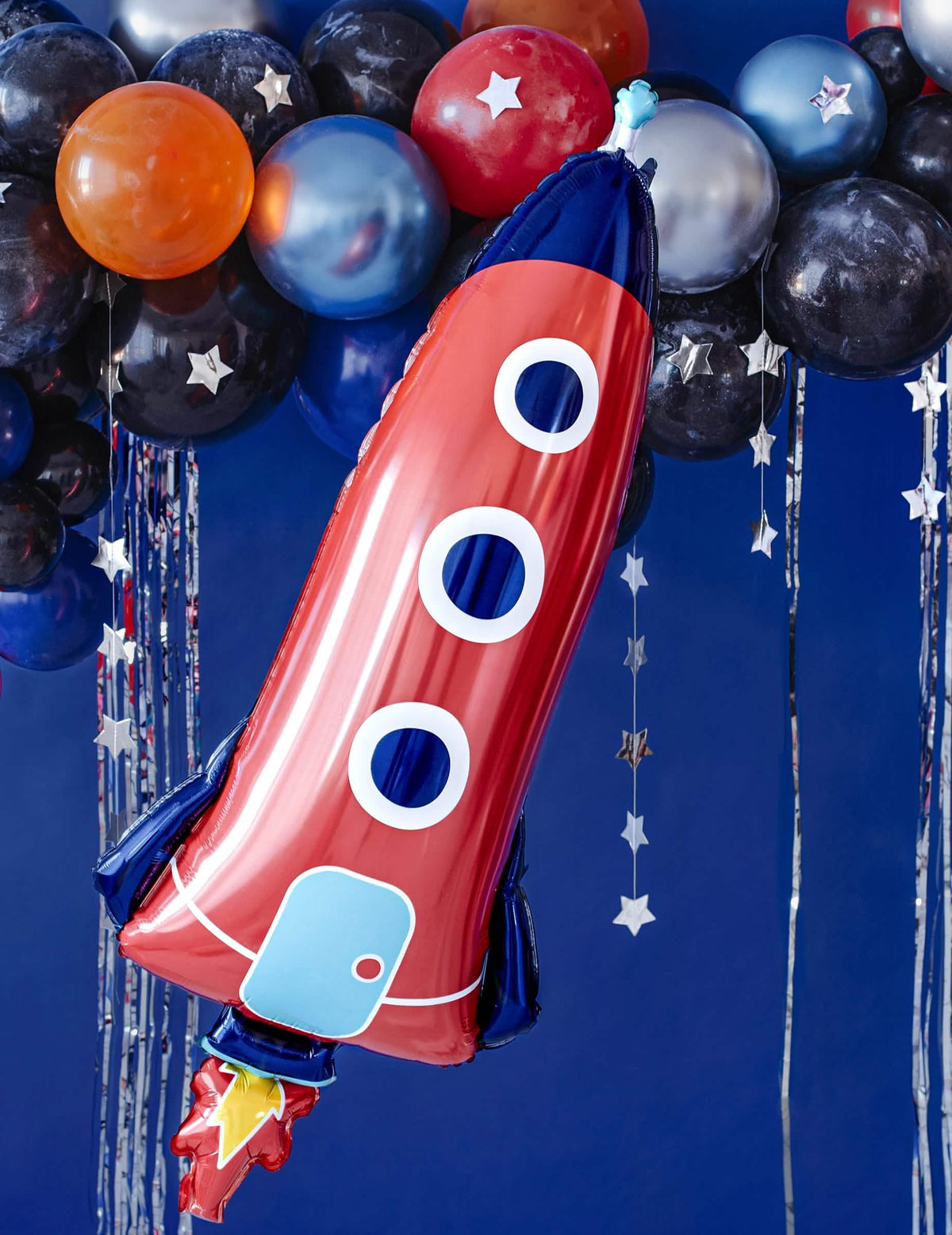 Grande plano num cenário de festa do balão de alumínio foguete