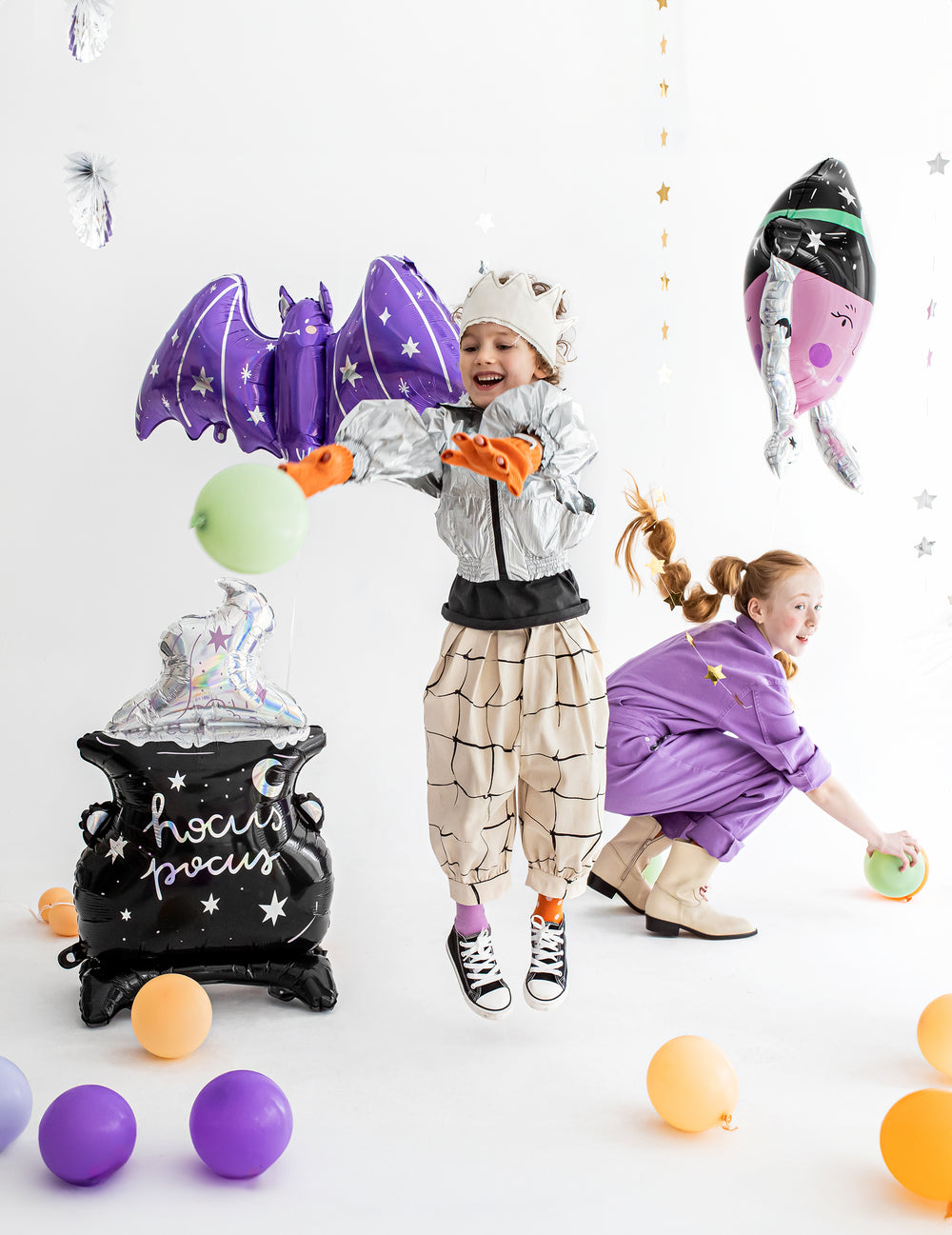 Mise en situation festive avec enfants du ballon en aluminium géant chaudron hocus pocus