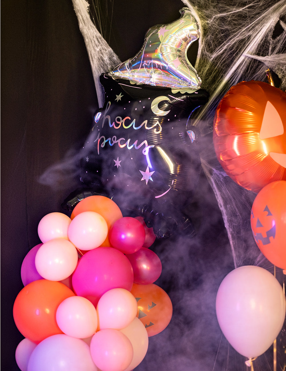 Mise en scène avec fumée et toiles d'araignée du ballon en aluminium géant chaudron hocus pocus