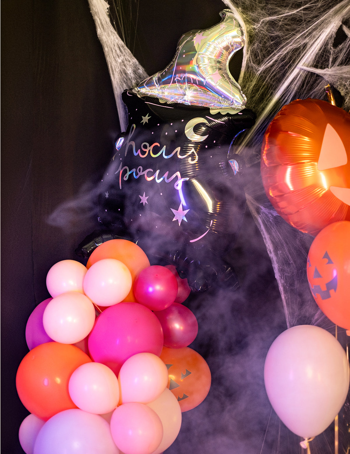 Mise en scène avec fumée et toiles d'araignée du ballon en aluminium géant chaudron hocus pocus