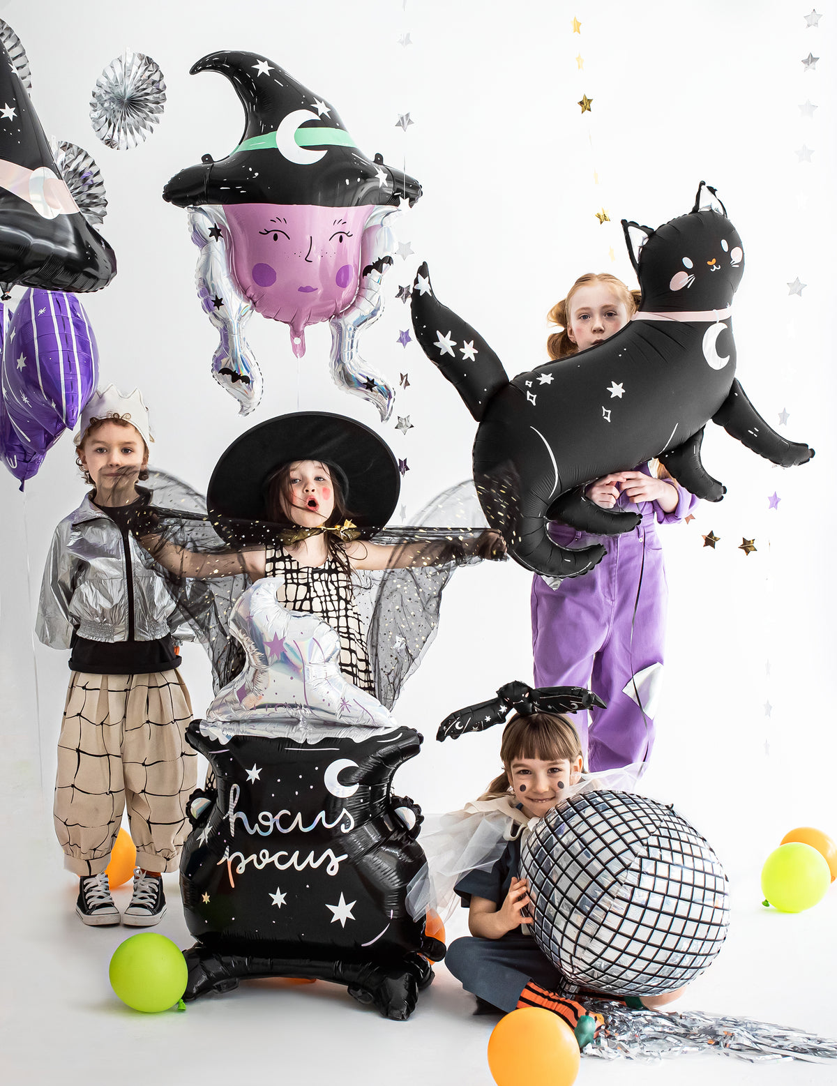Mise en scène avec enfants du ballon en aluminium géant chaudron hocus pocus