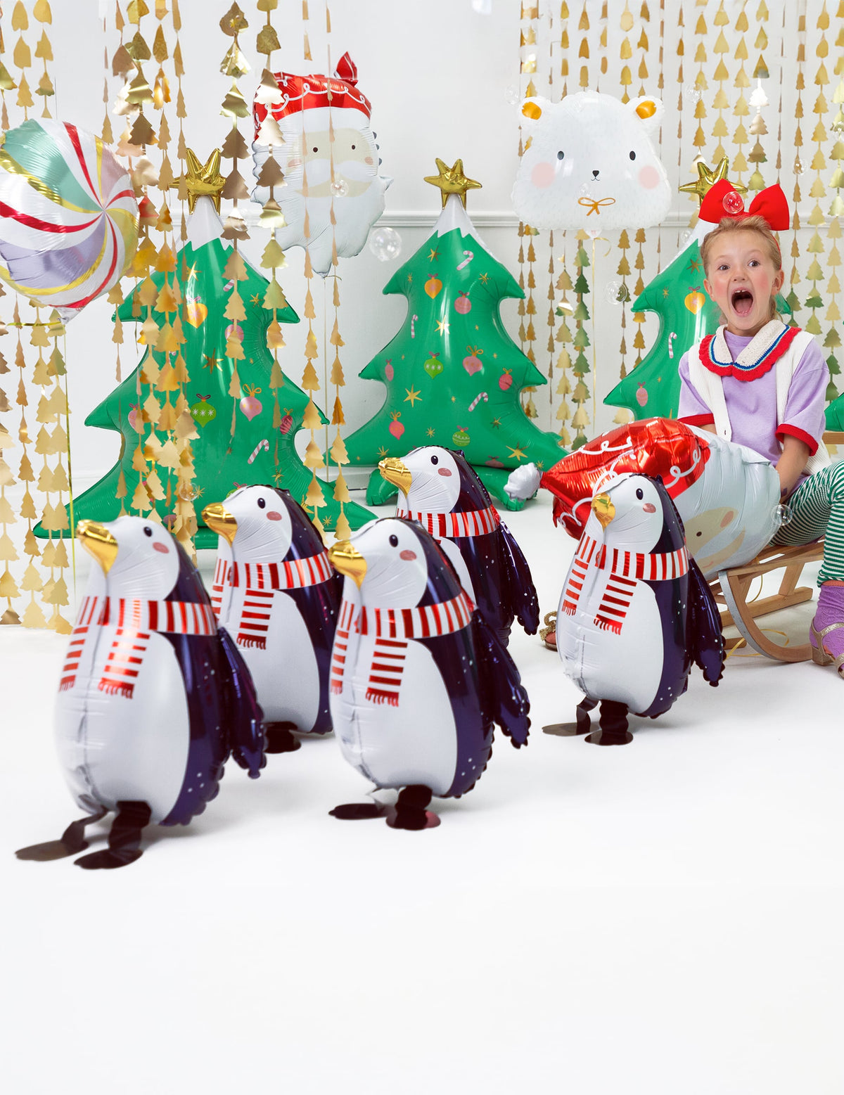 Scène festive avec plusieurs exemplaires du ballon en aluminium pingouin